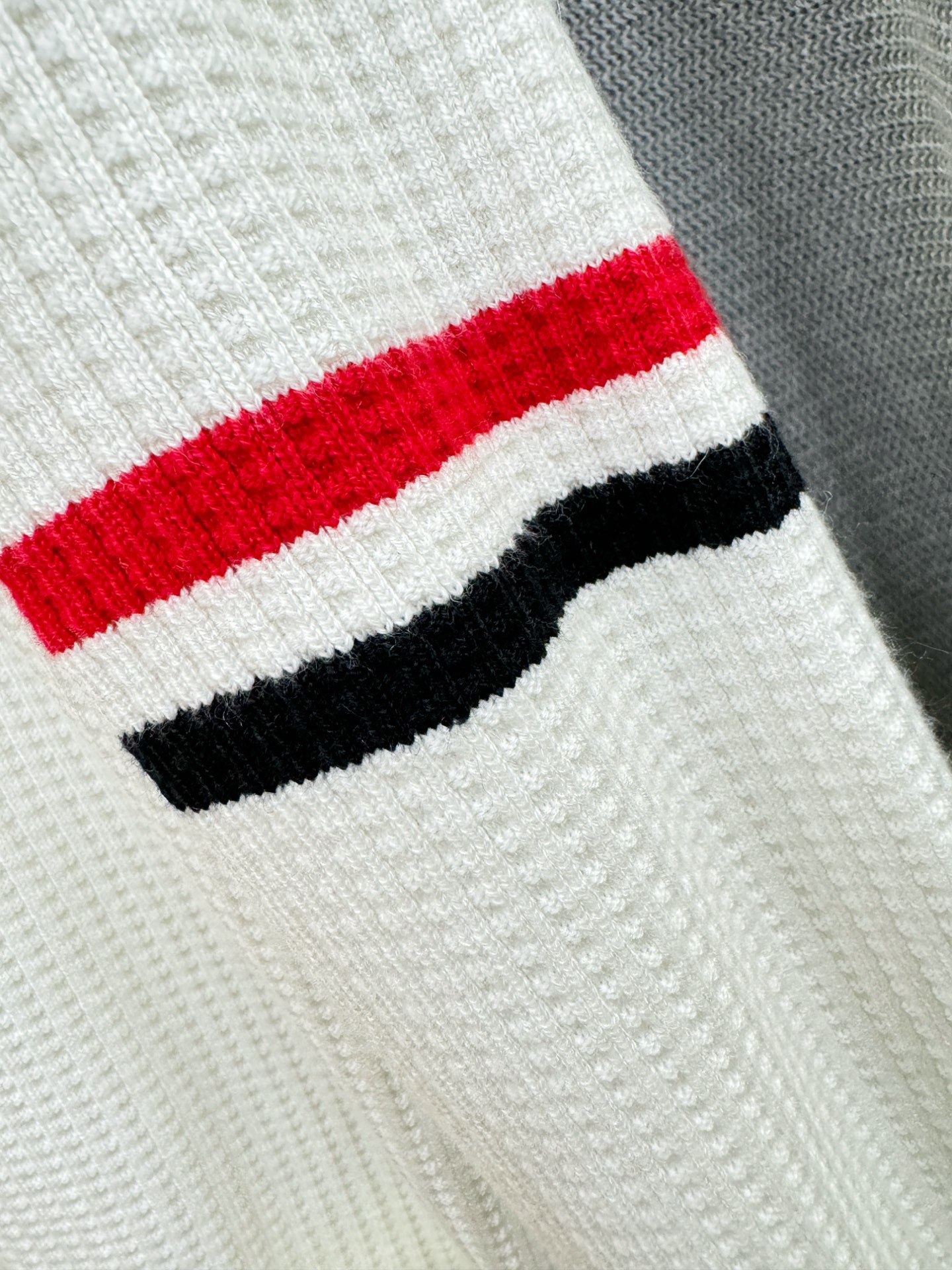 THOM BROWNE 2025秋冬新款毛衣开衫，手感柔软。 logo图案设计，贸易公司渠道稀出，同步官