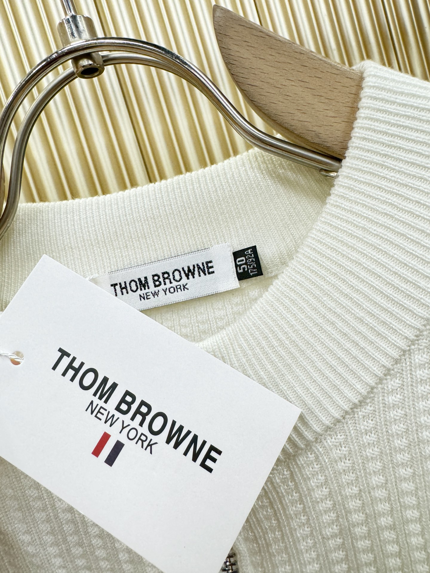 THOM BROWNE 2025秋冬新款毛衣开衫，手感柔软。 logo图案设计，贸易公司渠道稀出，同步官