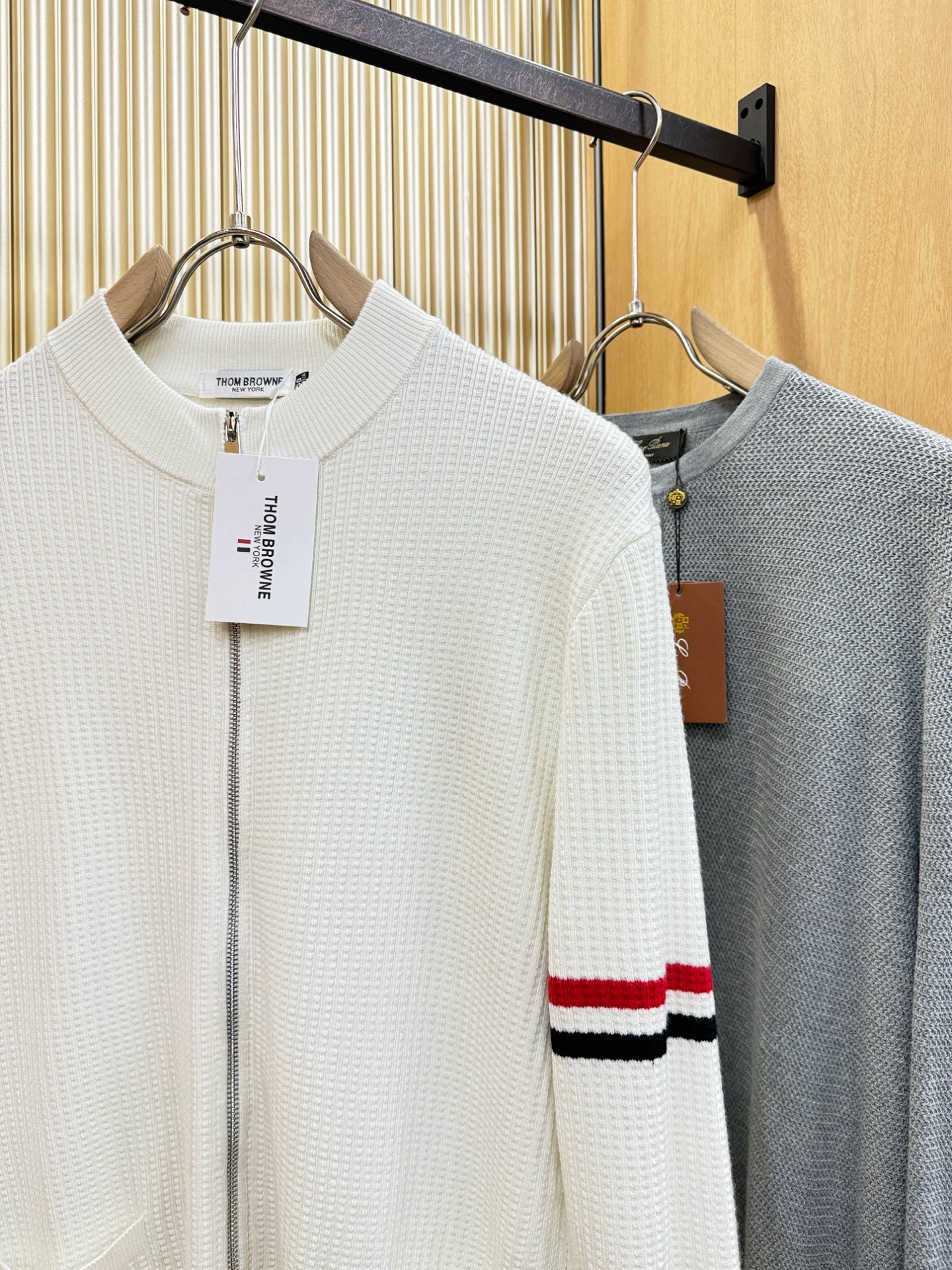 THOM BROWNE 2025秋冬新款毛衣开衫，手感柔软。 logo图案设计，贸易公司渠道稀出，同步官