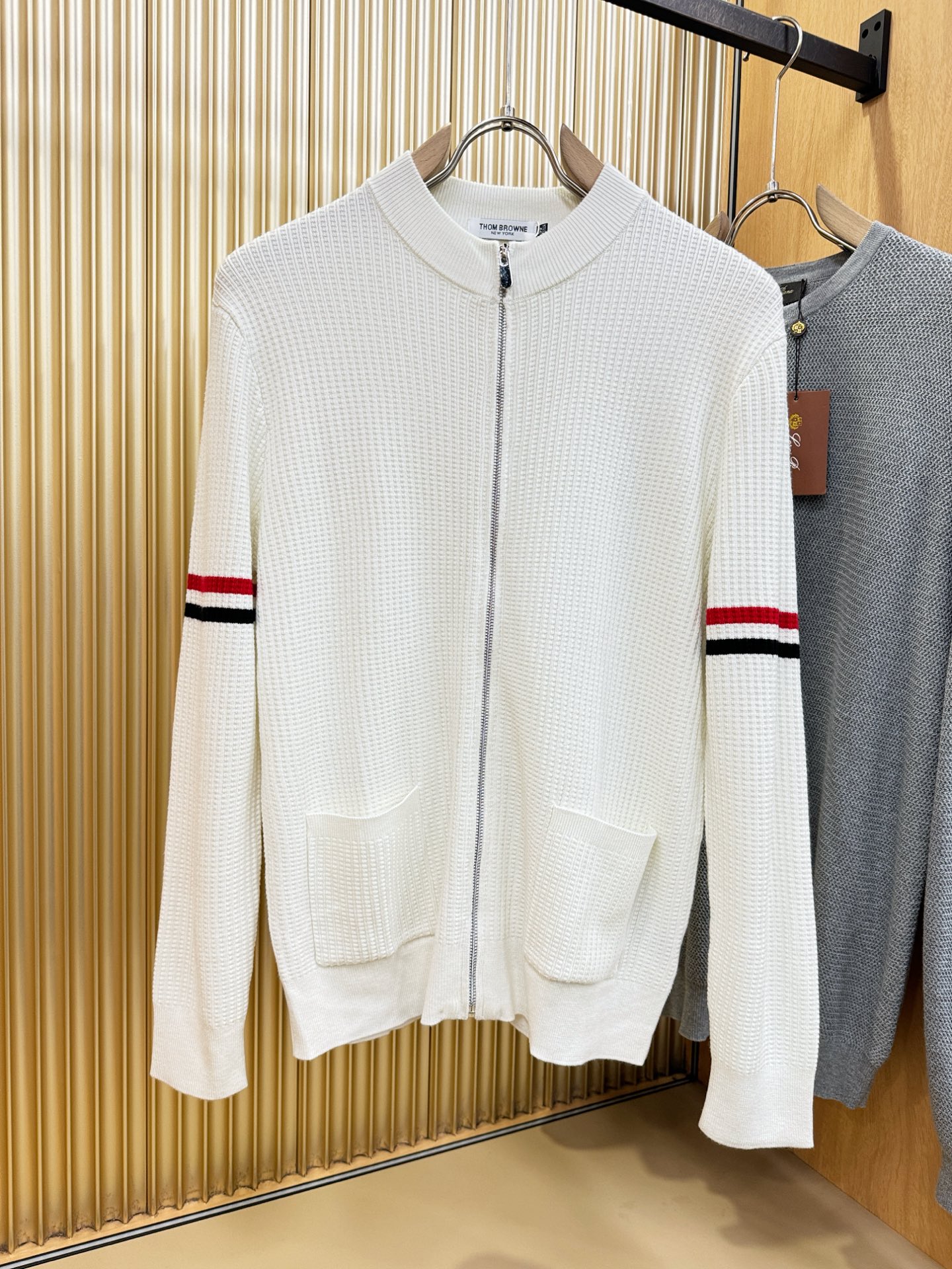 THOM BROWNE 2025秋冬新款毛衣开衫，手感柔软。 logo图案设计，贸易公司渠道稀出，同步官