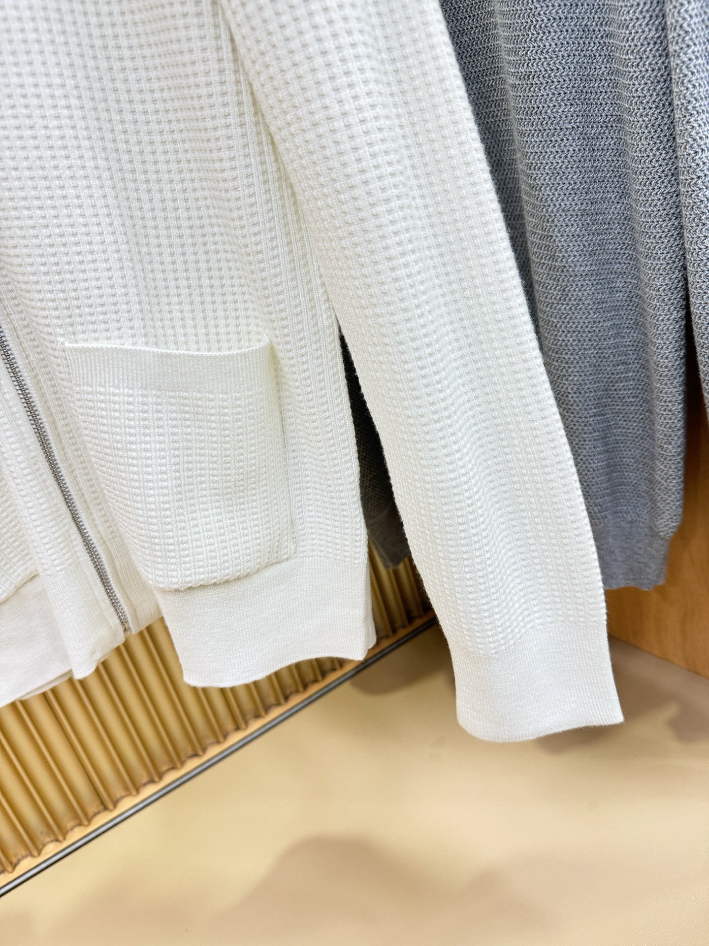 THOM BROWNE 2025秋冬新款毛衣开衫，手感柔软。 logo图案设计，贸易公司渠道稀出，同步官