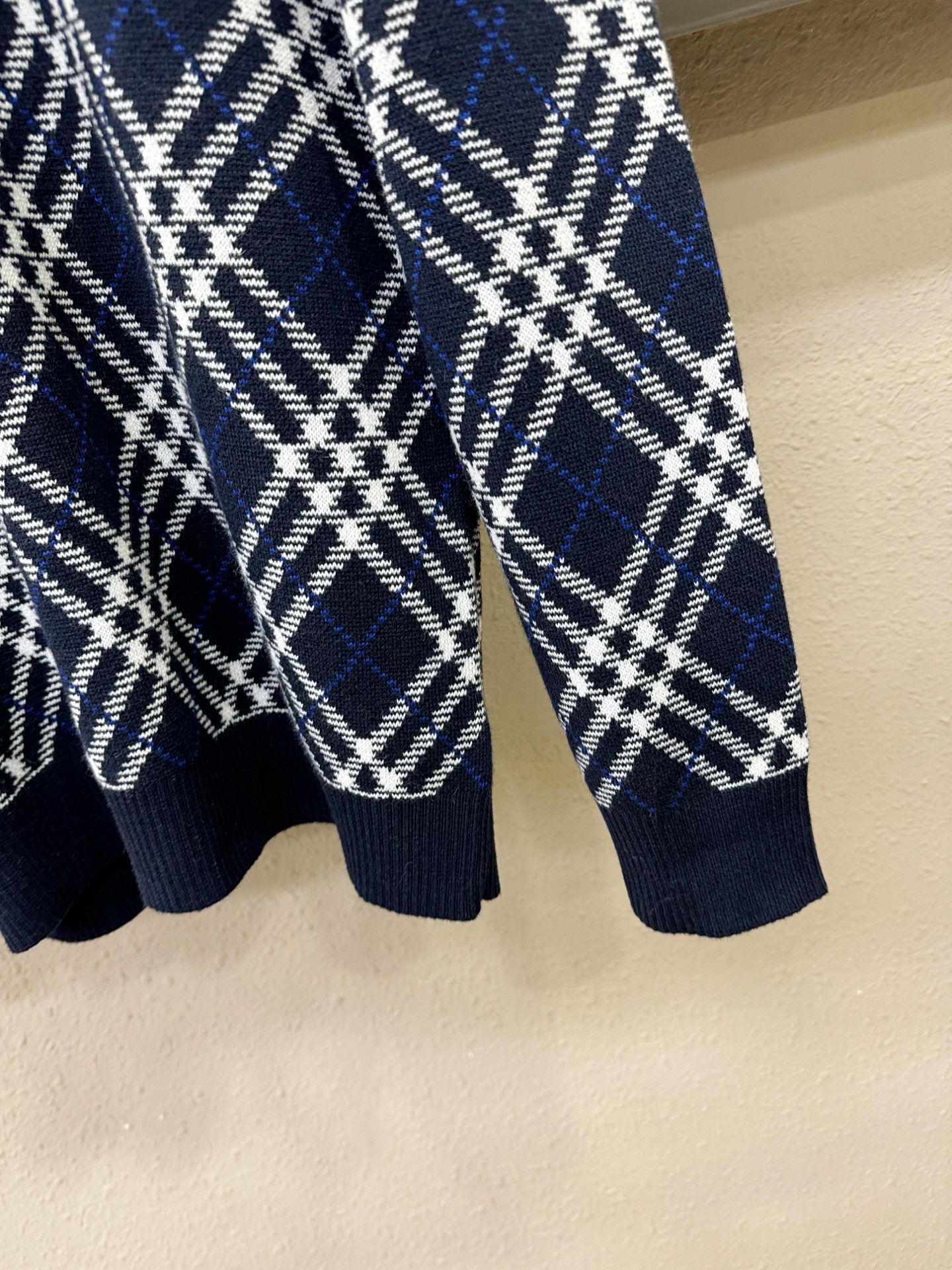 BURBERRY巴宝莉 专柜同步 冬季新款羊毛衫（绵羊毛）甄选客供进口绵羊毛材质！面料手感偏厚实，柔软绵