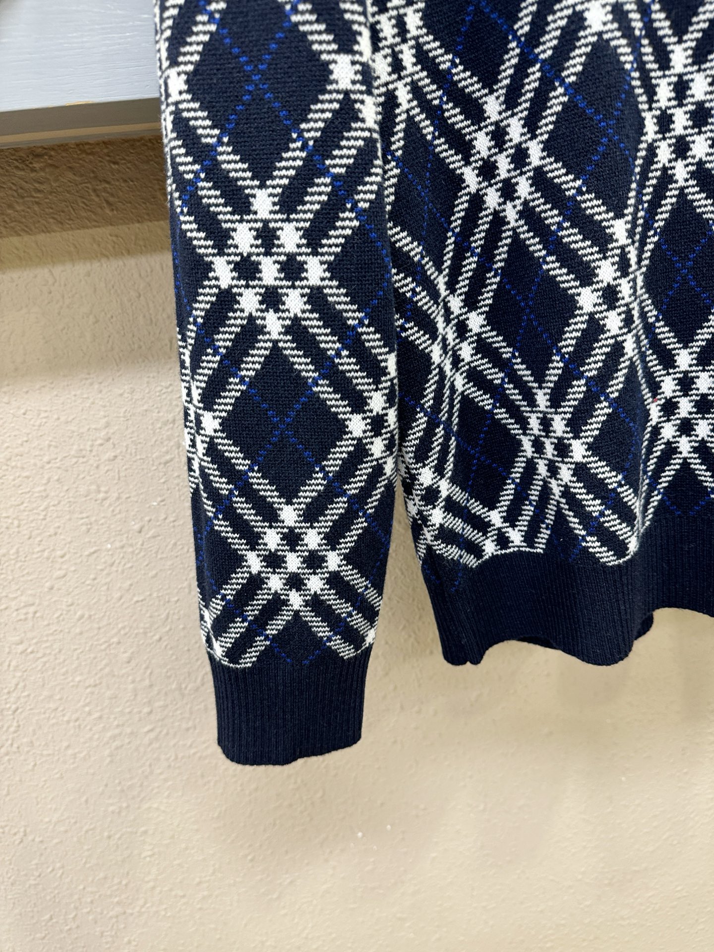 BURBERRY巴宝莉 专柜同步 冬季新款羊毛衫（绵羊毛）甄选客供进口绵羊毛材质！面料手感偏厚实，柔软绵