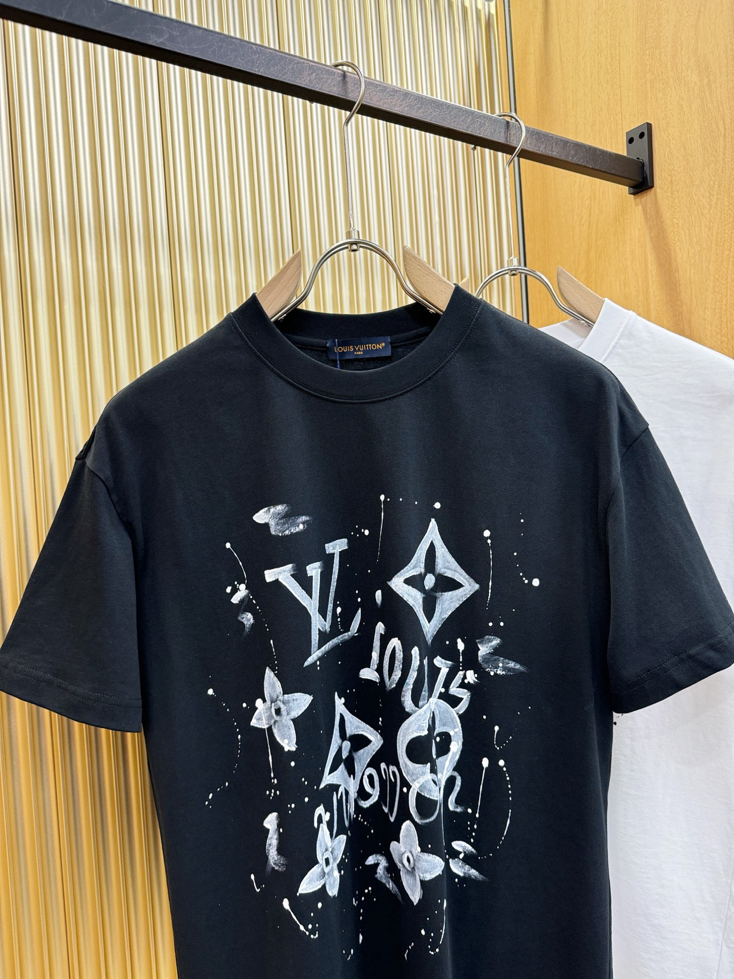 LV路易威登 2026新款短袖T恤！走秀图案时尚休闲短袖T恤衫！设计logo设计！极具设计精选客供面料，