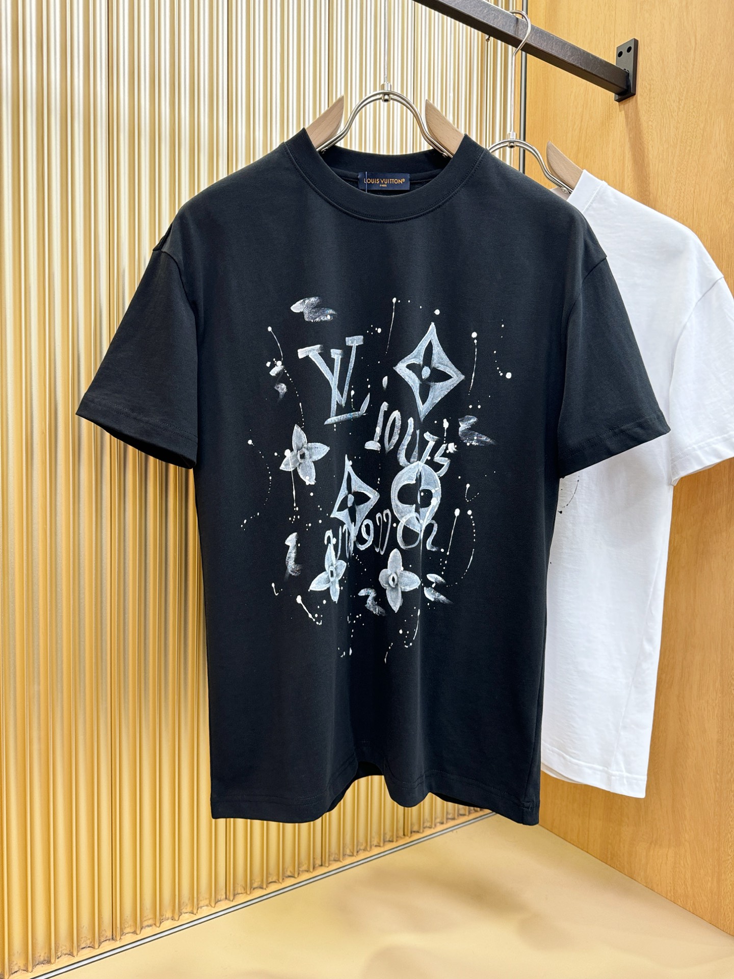 LV路易威登 2026新款短袖T恤！走秀图案时尚休闲短袖T恤衫！设计logo设计！极具设计精选客供面料，