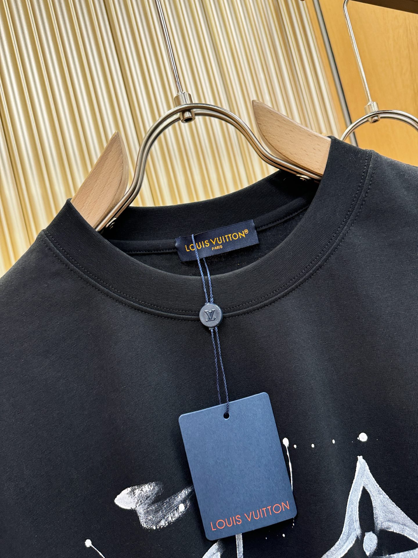 LV路易威登 2026新款短袖T恤！走秀图案时尚休闲短袖T恤衫！设计logo设计！极具设计精选客供面料，
