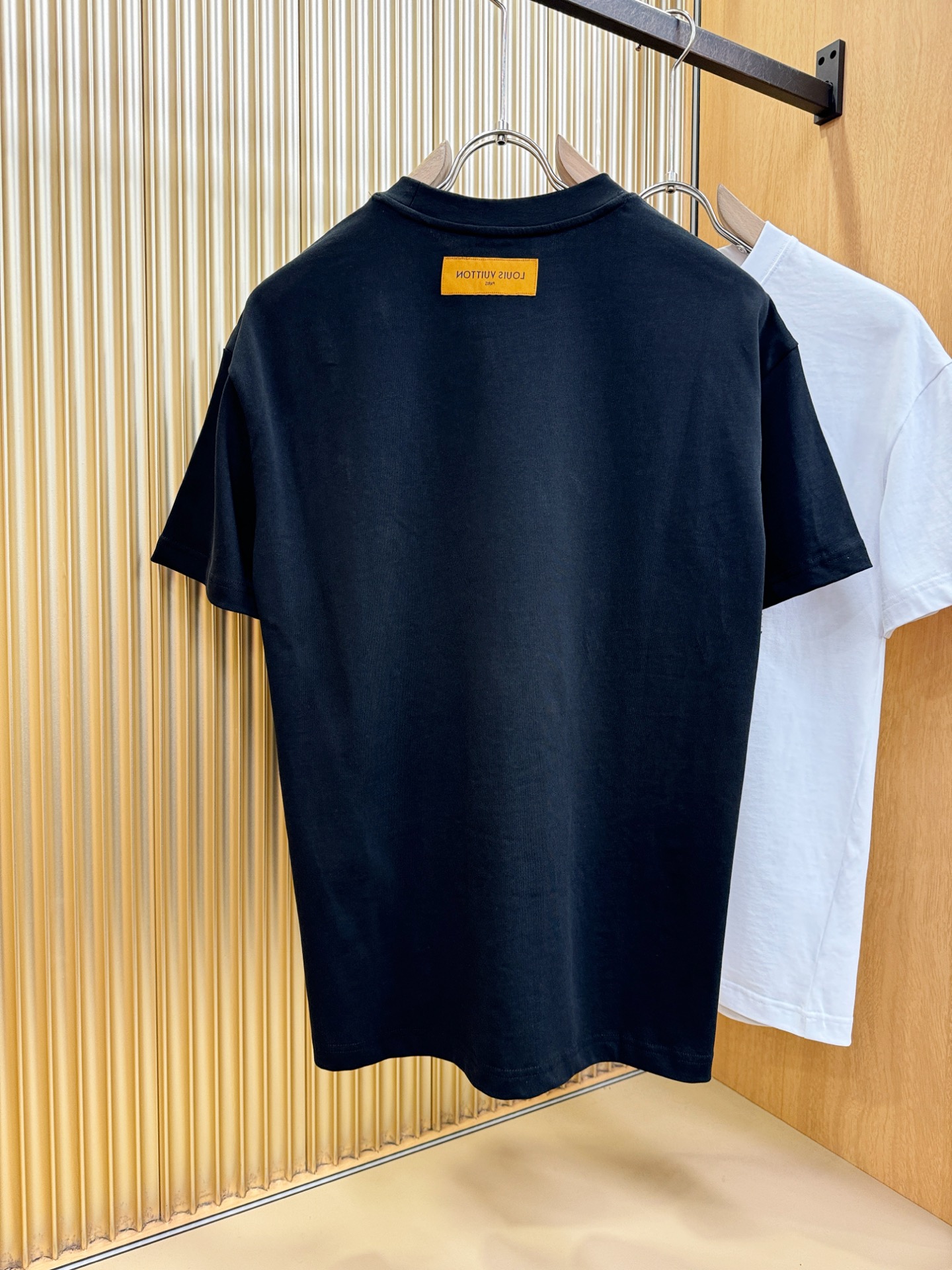 LV路易威登 2026新款短袖T恤！走秀图案时尚休闲短袖T恤衫！设计logo设计！极具设计精选客供面料，