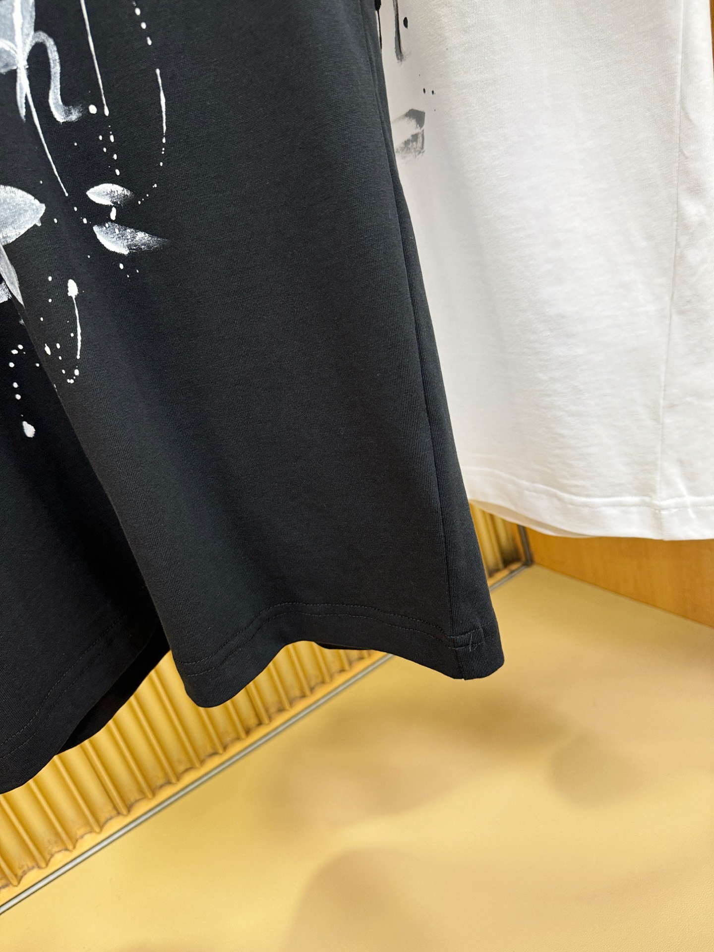 LV路易威登 2026新款短袖T恤！走秀图案时尚休闲短袖T恤衫！设计logo设计！极具设计精选客供面料，