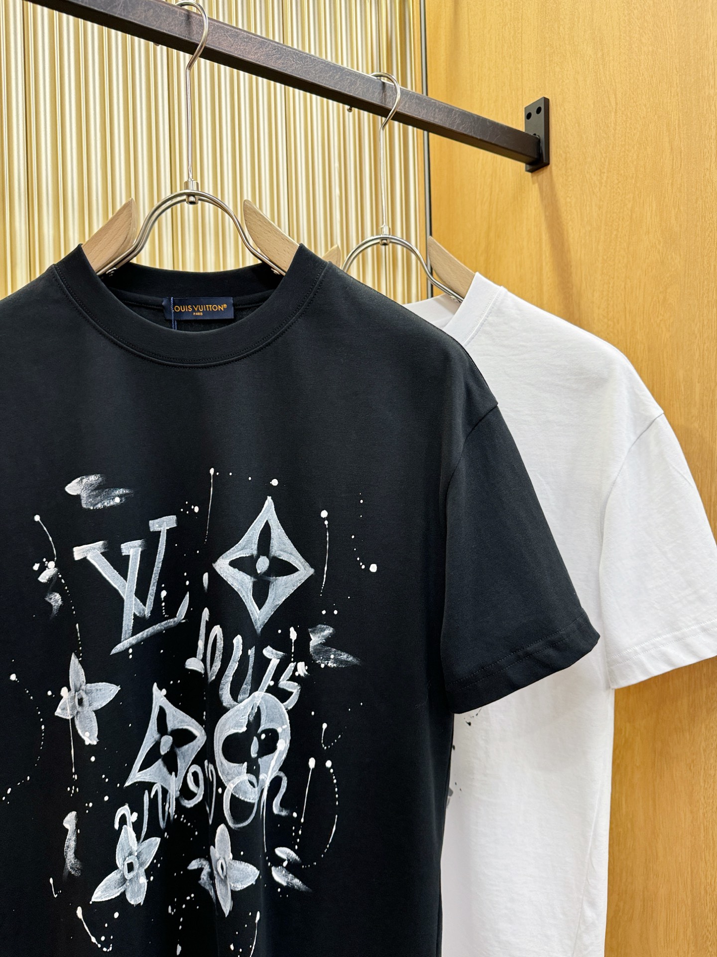 LV路易威登 2026新款短袖T恤！走秀图案时尚休闲短袖T恤衫！设计logo设计！极具设计精选客供面料，