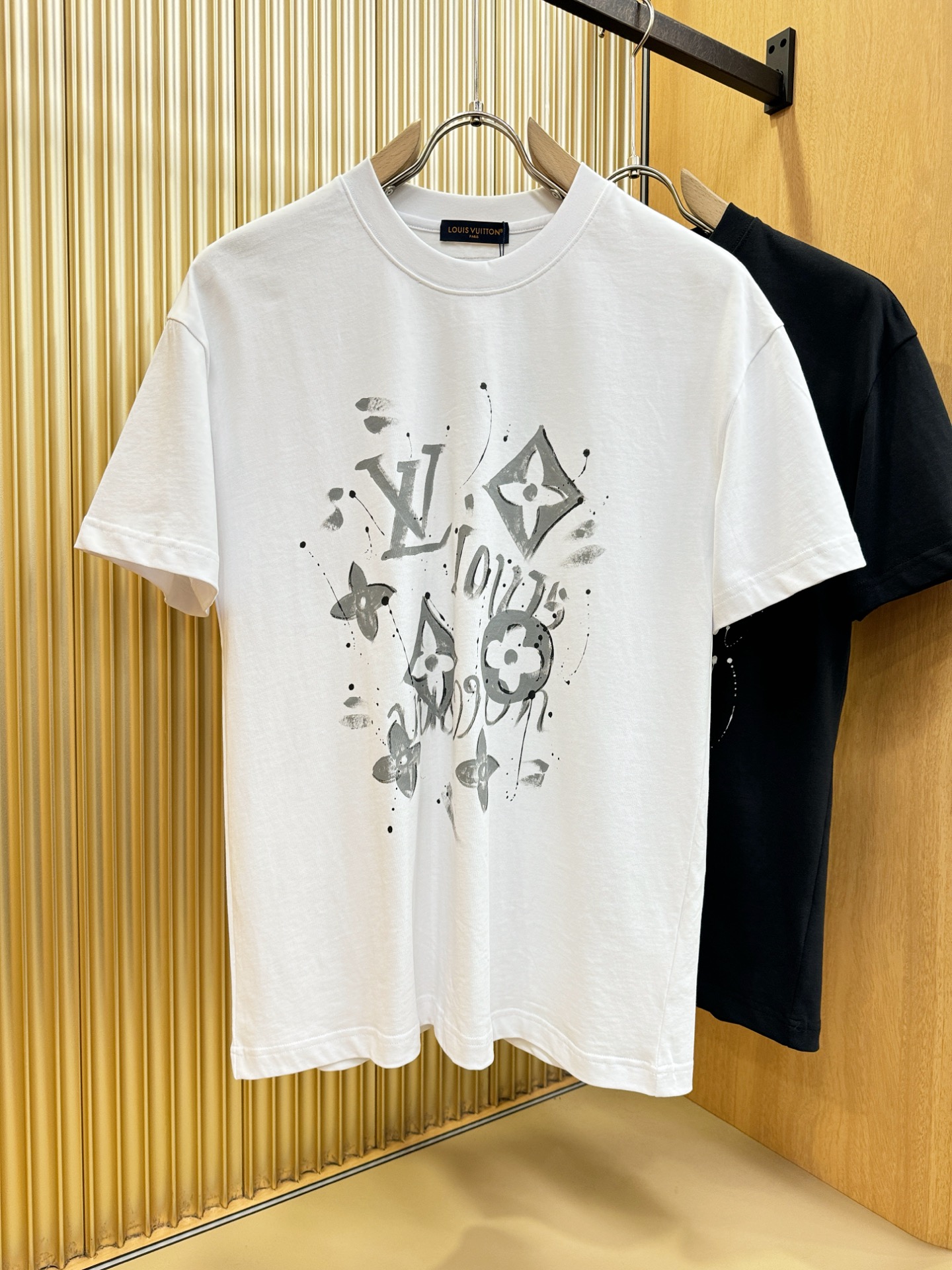 LV路易威登 2026新款短袖T恤！走秀图案时尚休闲短袖T恤衫！设计logo设计！极具设计精选客供面料，