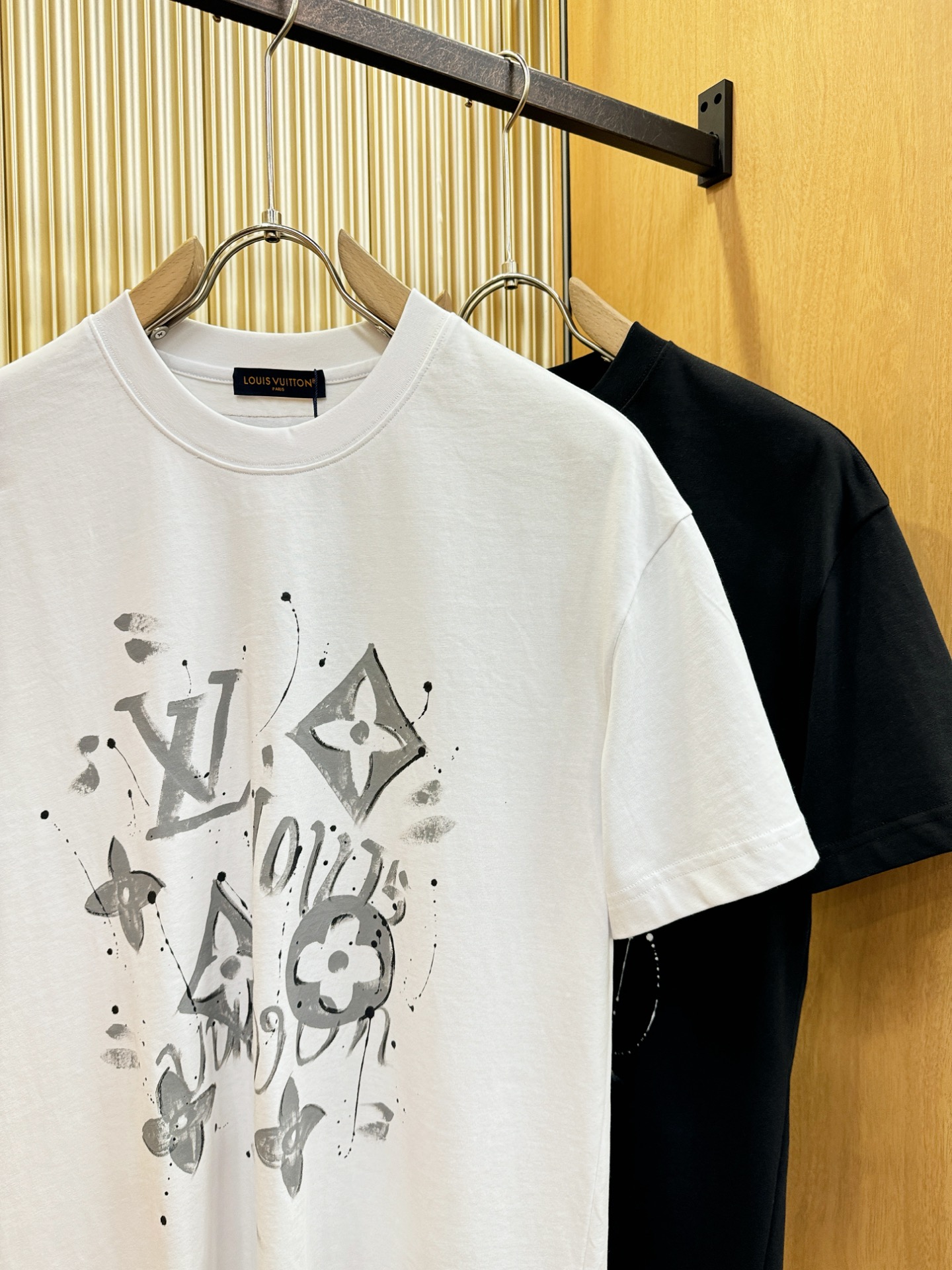 LV路易威登 2026新款短袖T恤！走秀图案时尚休闲短袖T恤衫！设计logo设计！极具设计精选客供面料，
