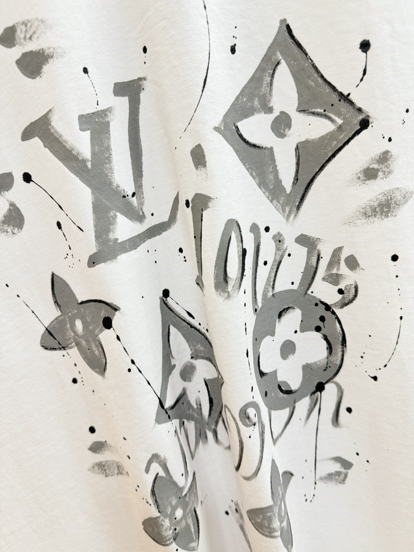 LV路易威登 2026新款短袖T恤！走秀图案时尚休闲短袖T恤衫！设计logo设计！极具设计精选客供面料，