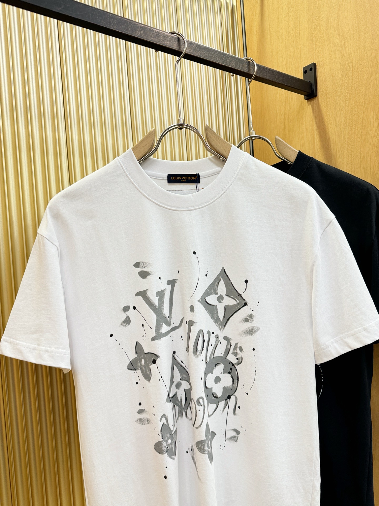 LV路易威登 2026新款短袖T恤！走秀图案时尚休闲短袖T恤衫！设计logo设计！极具设计精选客供面料，