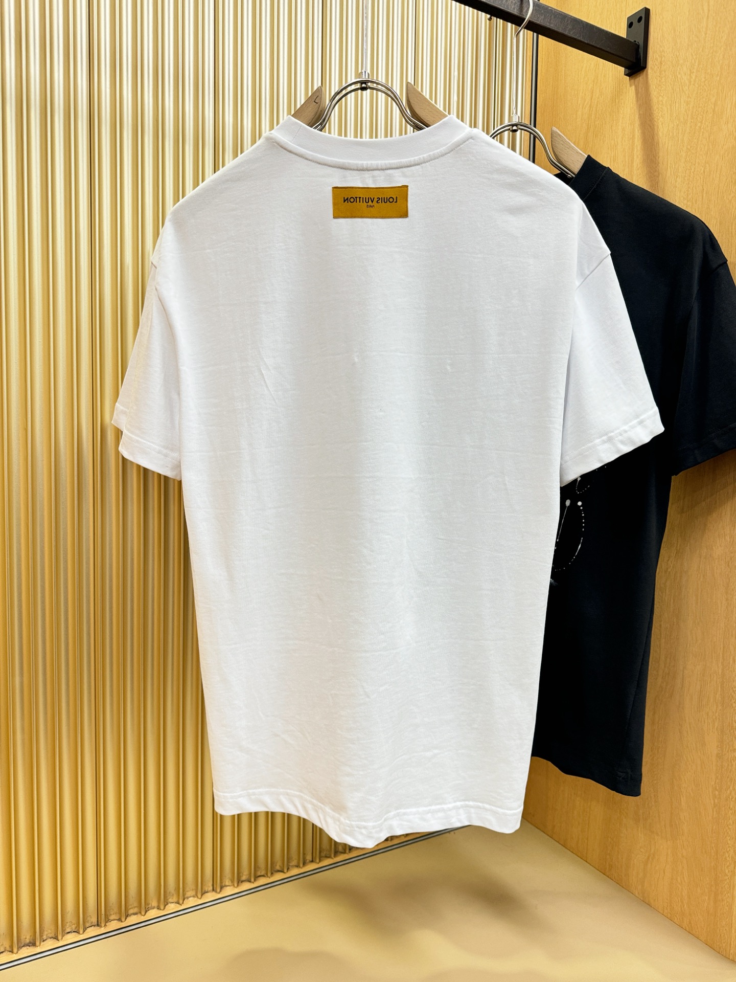 LV路易威登 2026新款短袖T恤！走秀图案时尚休闲短袖T恤衫！设计logo设计！极具设计精选客供面料，