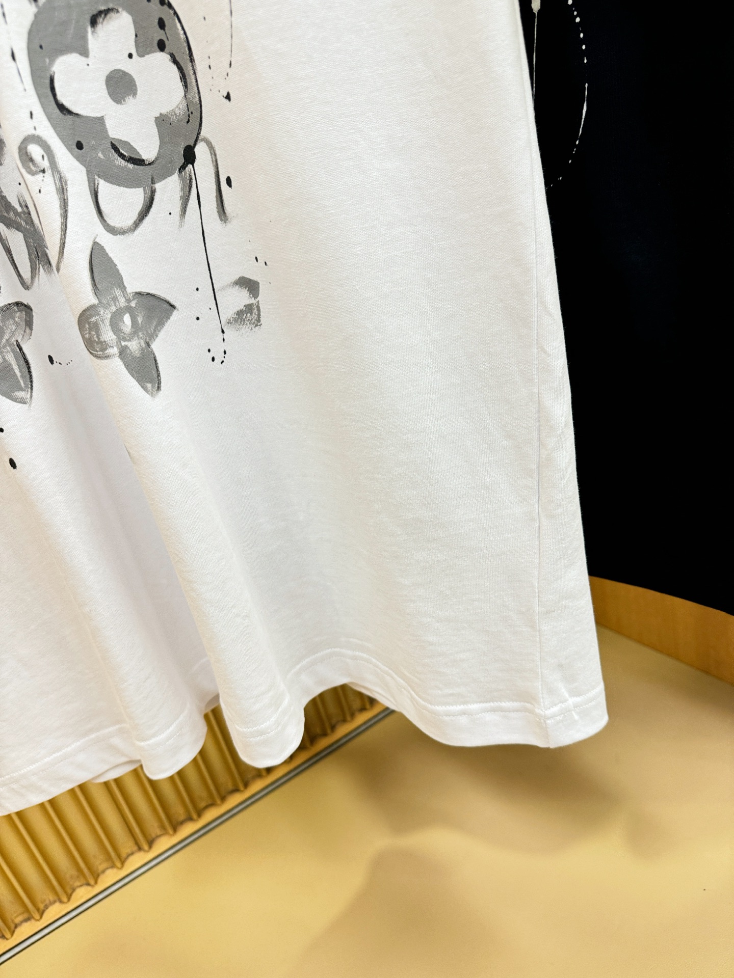 LV路易威登 2026新款短袖T恤！走秀图案时尚休闲短袖T恤衫！设计logo设计！极具设计精选客供面料，