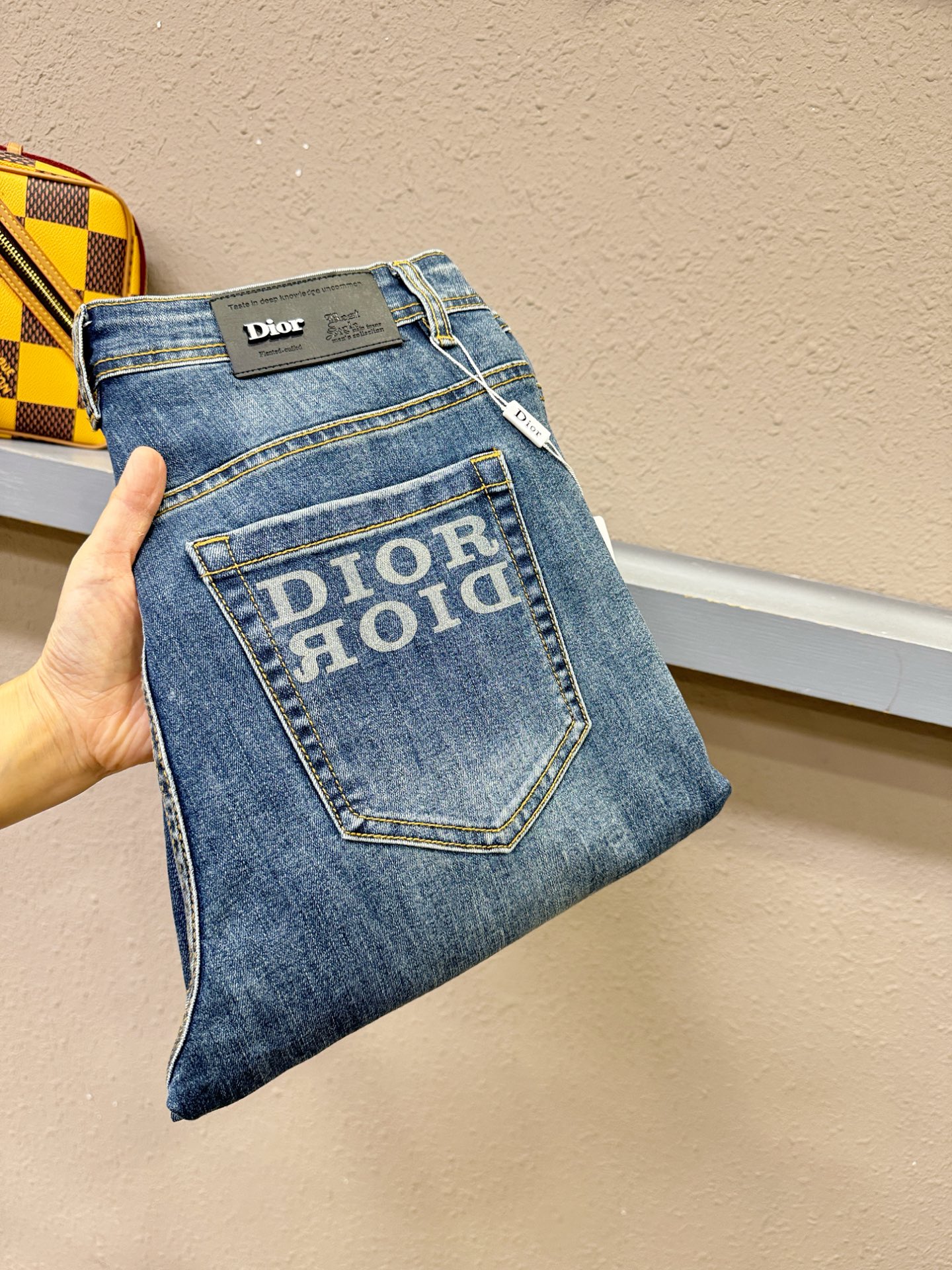 Dior迪奥 专柜新品,牛仔裤 重工打造,品牌经典LOGO设计,三标齐全 2