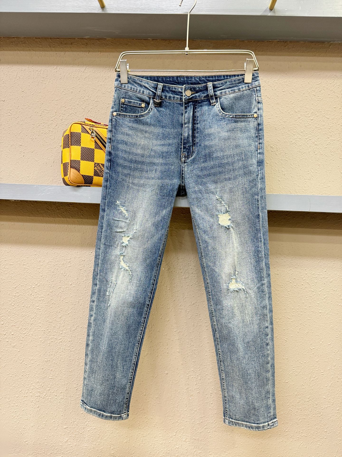 Armani 阿玛尼 专柜新品,牛仔裤 重工打造,品牌经典LOGO设计,三标齐全