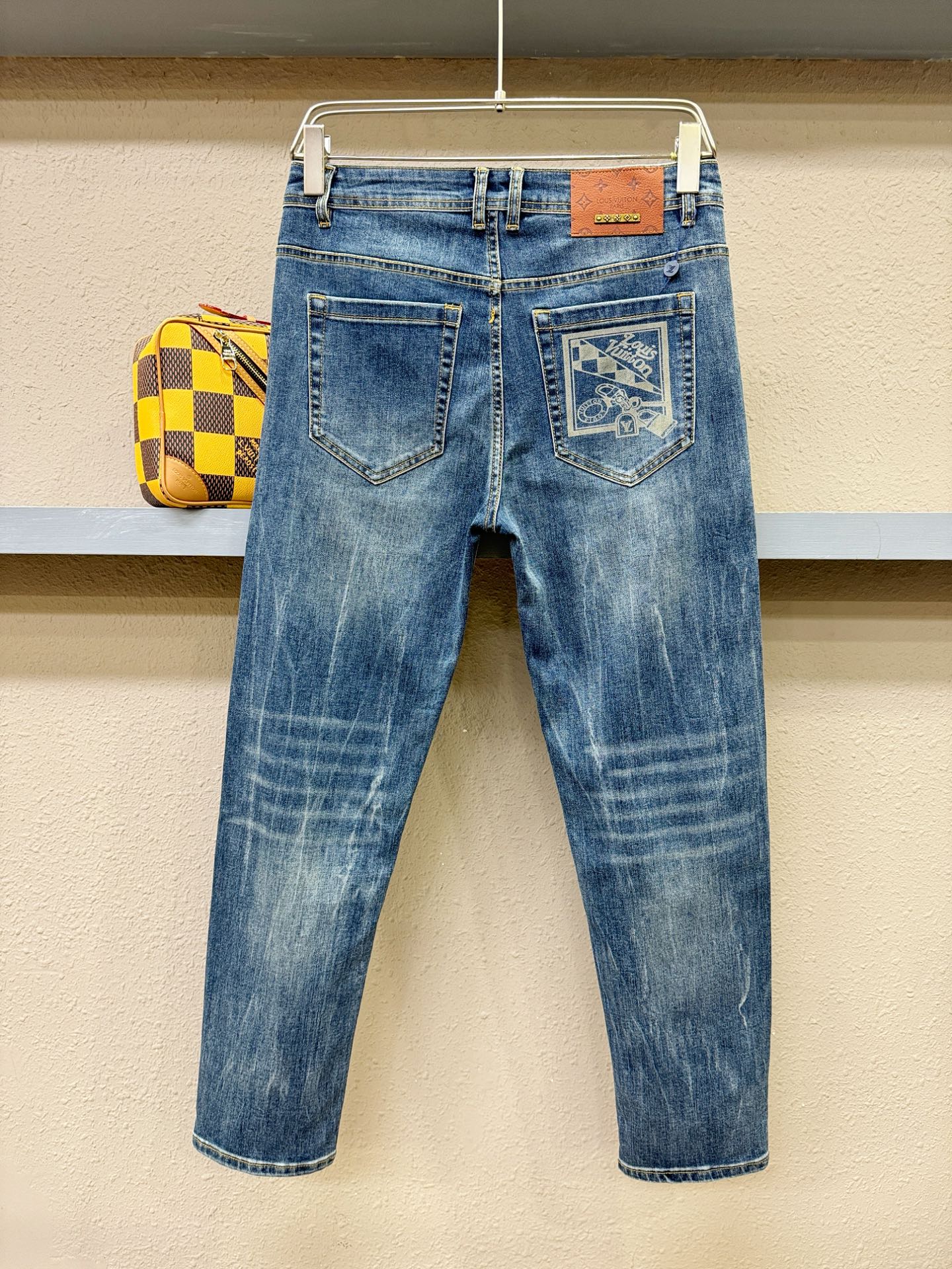 LV路易威登 专柜新品,牛仔裤 重工打造,品牌经典LOGO设计,三标齐全 9