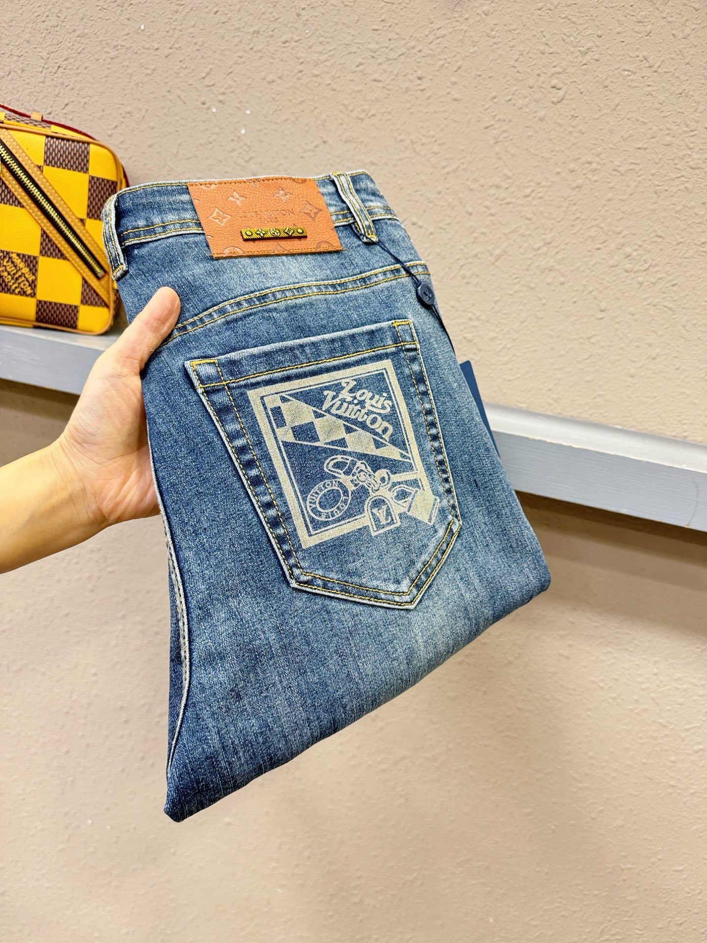 LV路易威登 专柜新品,牛仔裤 重工打造,品牌经典LOGO设计,三标齐全 2