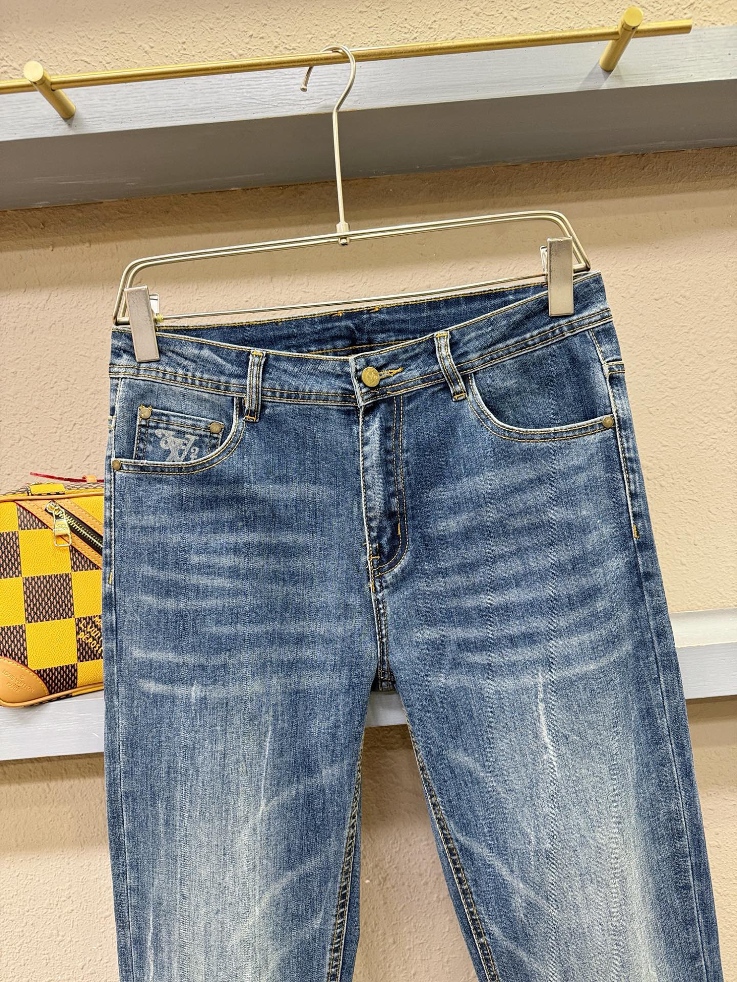 LV路易威登 专柜新品,牛仔裤 重工打造,品牌经典LOGO设计,三标齐全 3