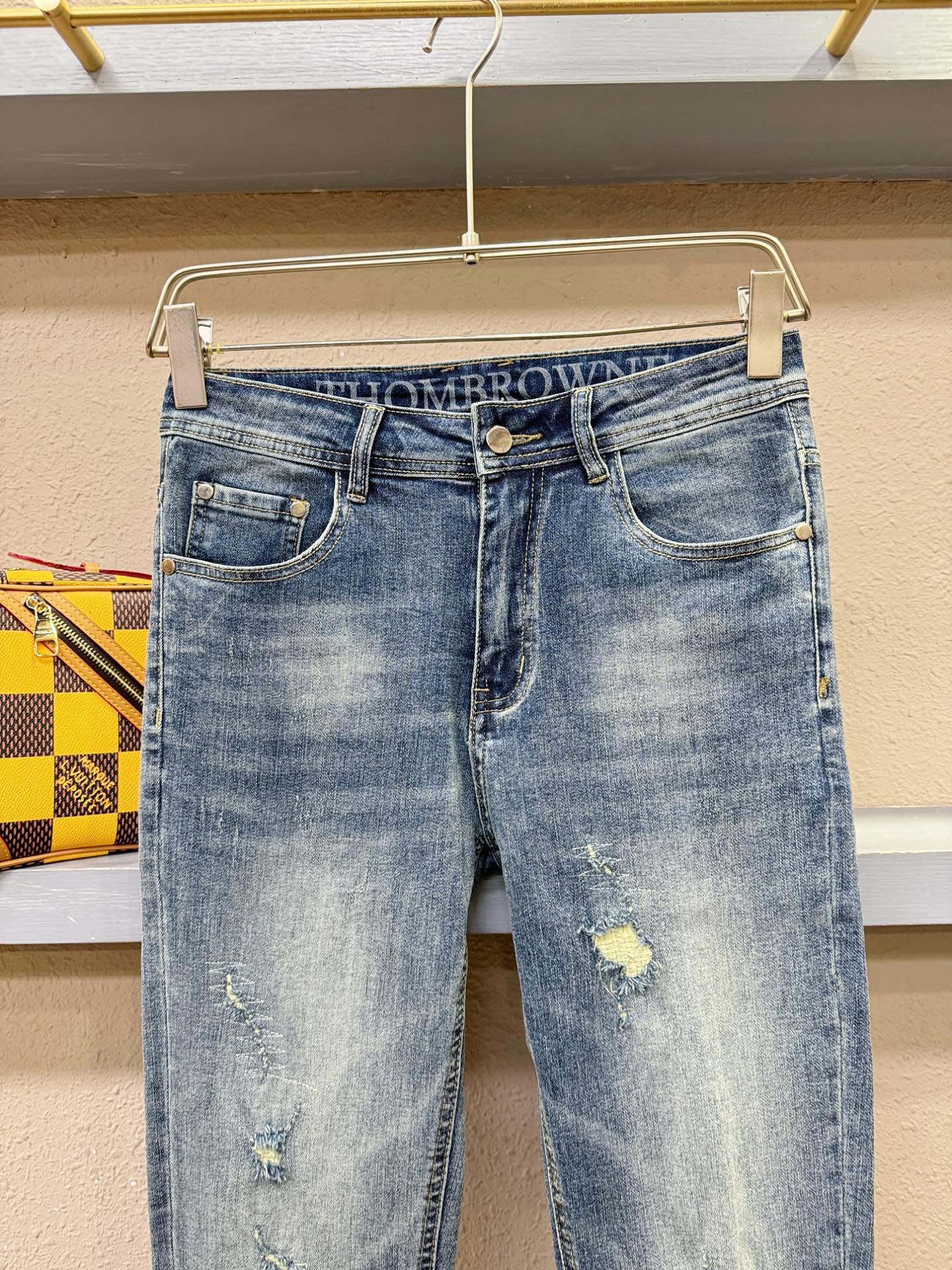 TB 专柜新品,牛仔裤 重工打造,品牌经典LOGO设计,三标齐全 3