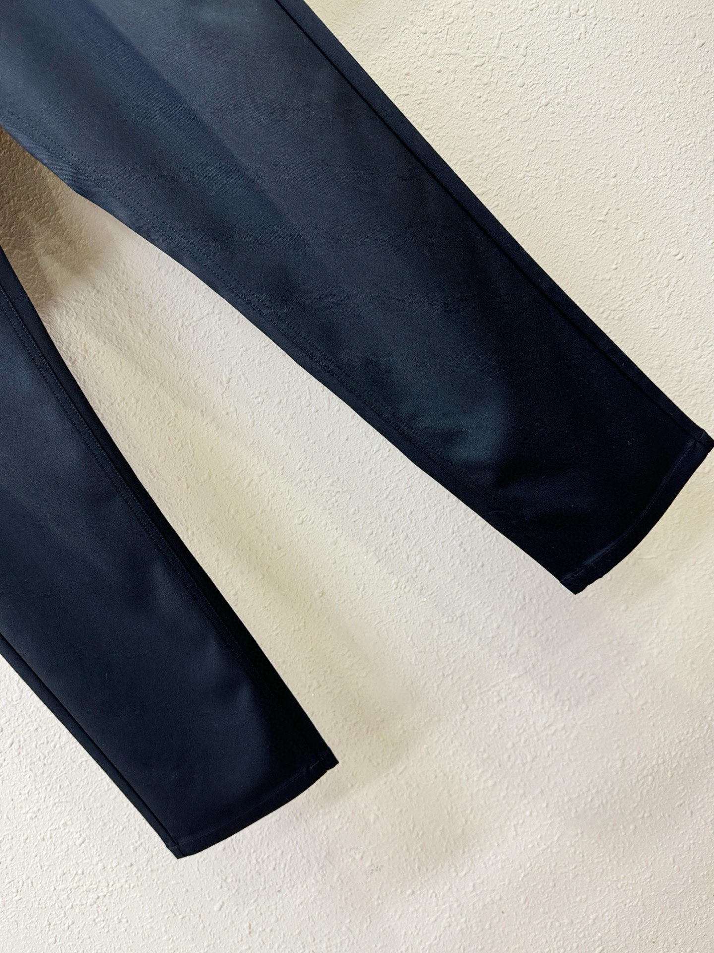 Dior迪奥 天丝羊毛休闲裤，选用欧洲进口面料，柔软舒适有质感，原版五金配件，非常炫酷，细节处理精致，上