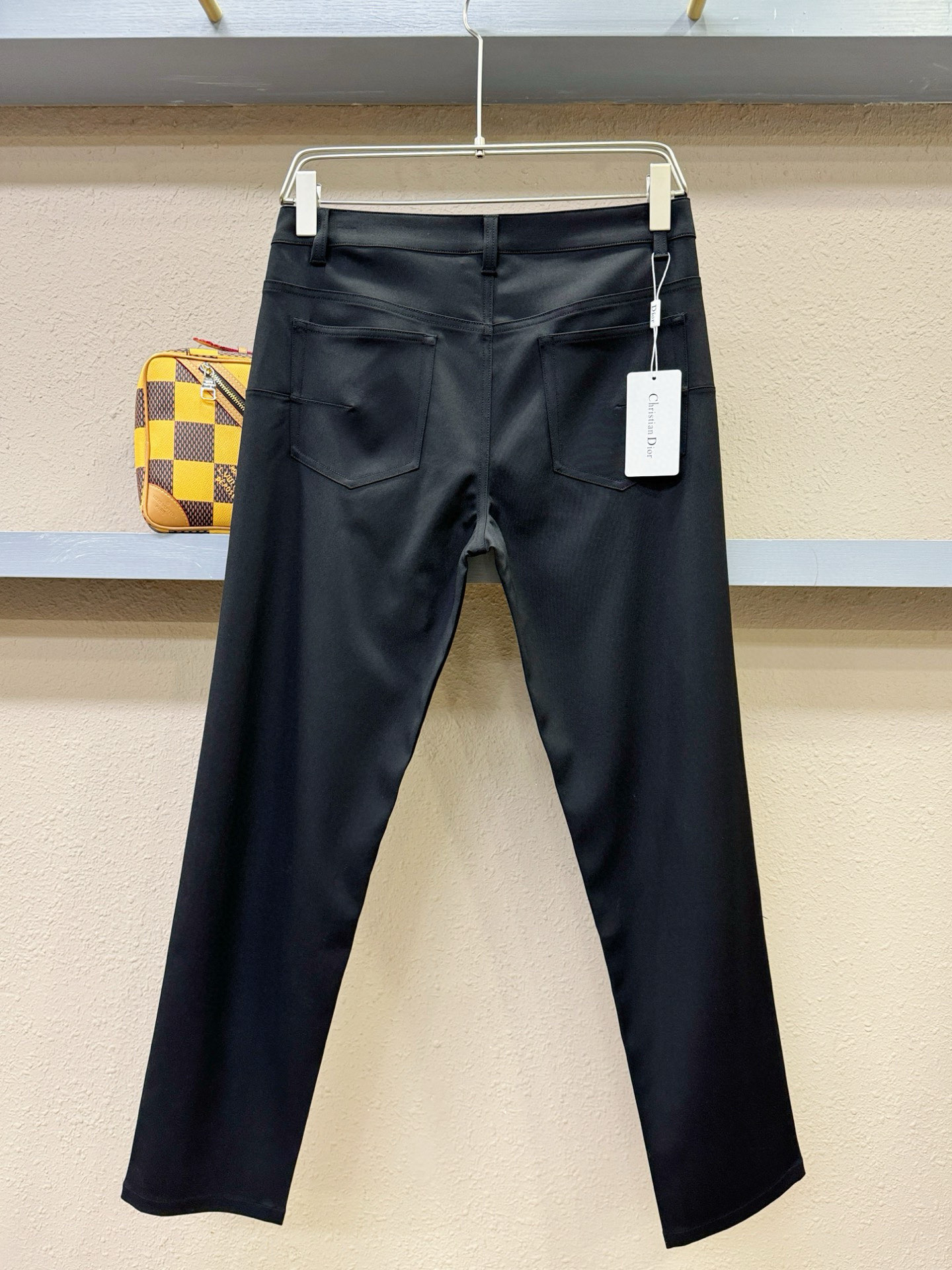 Dior迪奥 天丝羊毛休闲裤，选用欧洲进口面料，柔软舒适有质感，原版五金配件，非常炫酷，细节处理精致，上