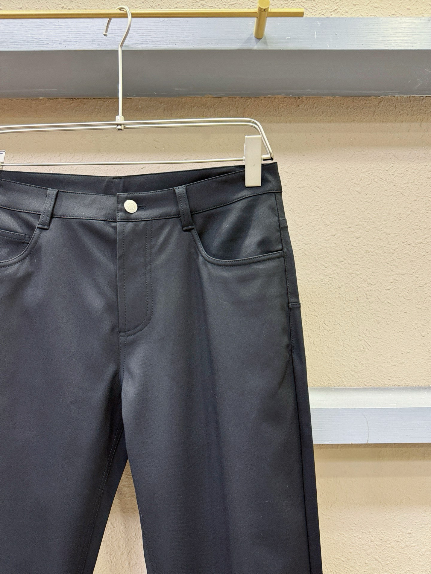 Dior迪奥 天丝羊毛休闲裤，选用欧洲进口面料，柔软舒适有质感，原版五金配件，非常炫酷，细节处理精致，上