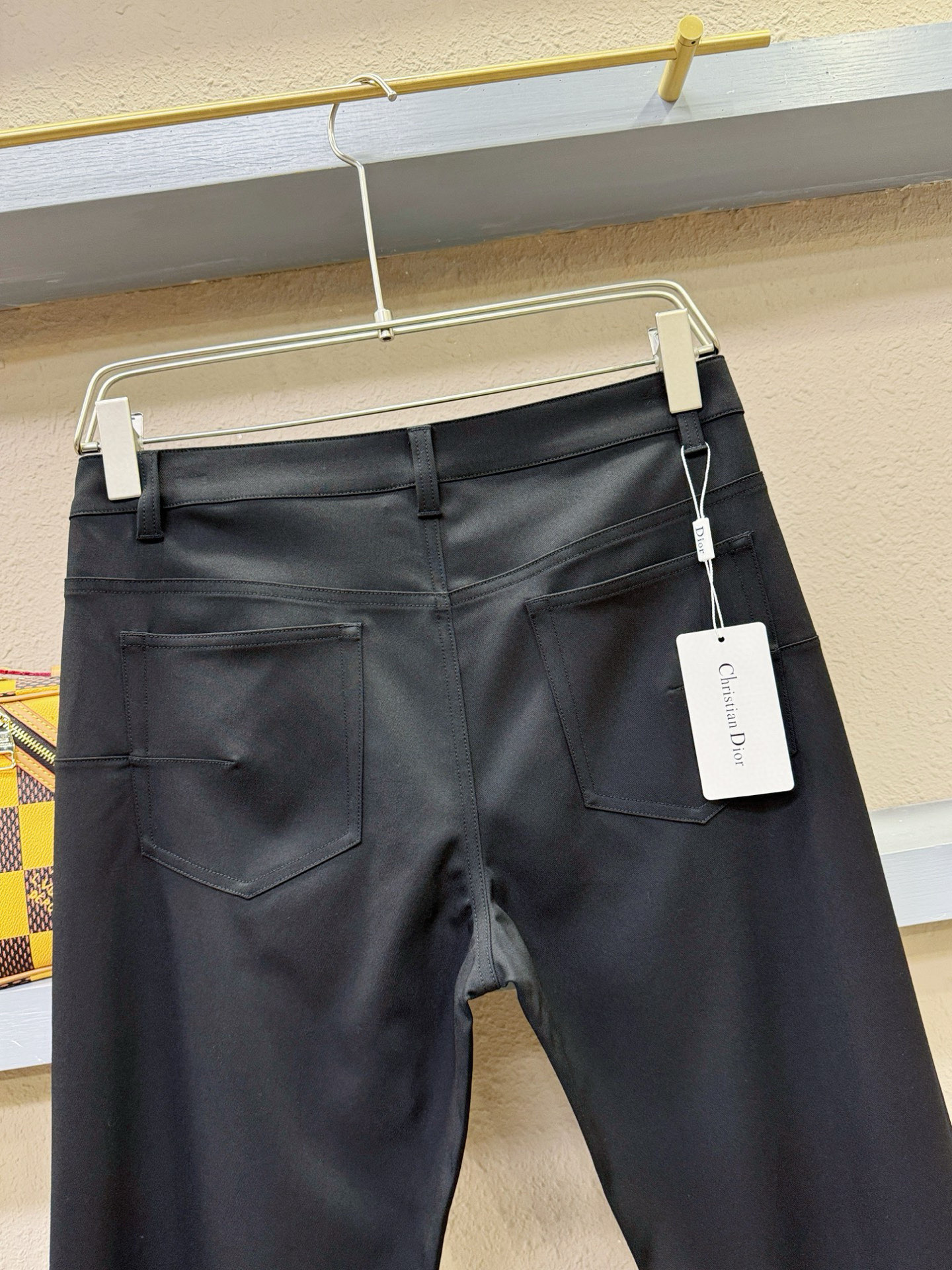 Dior迪奥 天丝羊毛休闲裤，选用欧洲进口面料，柔软舒适有质感，原版五金配件，非常炫酷，细节处理精致，上