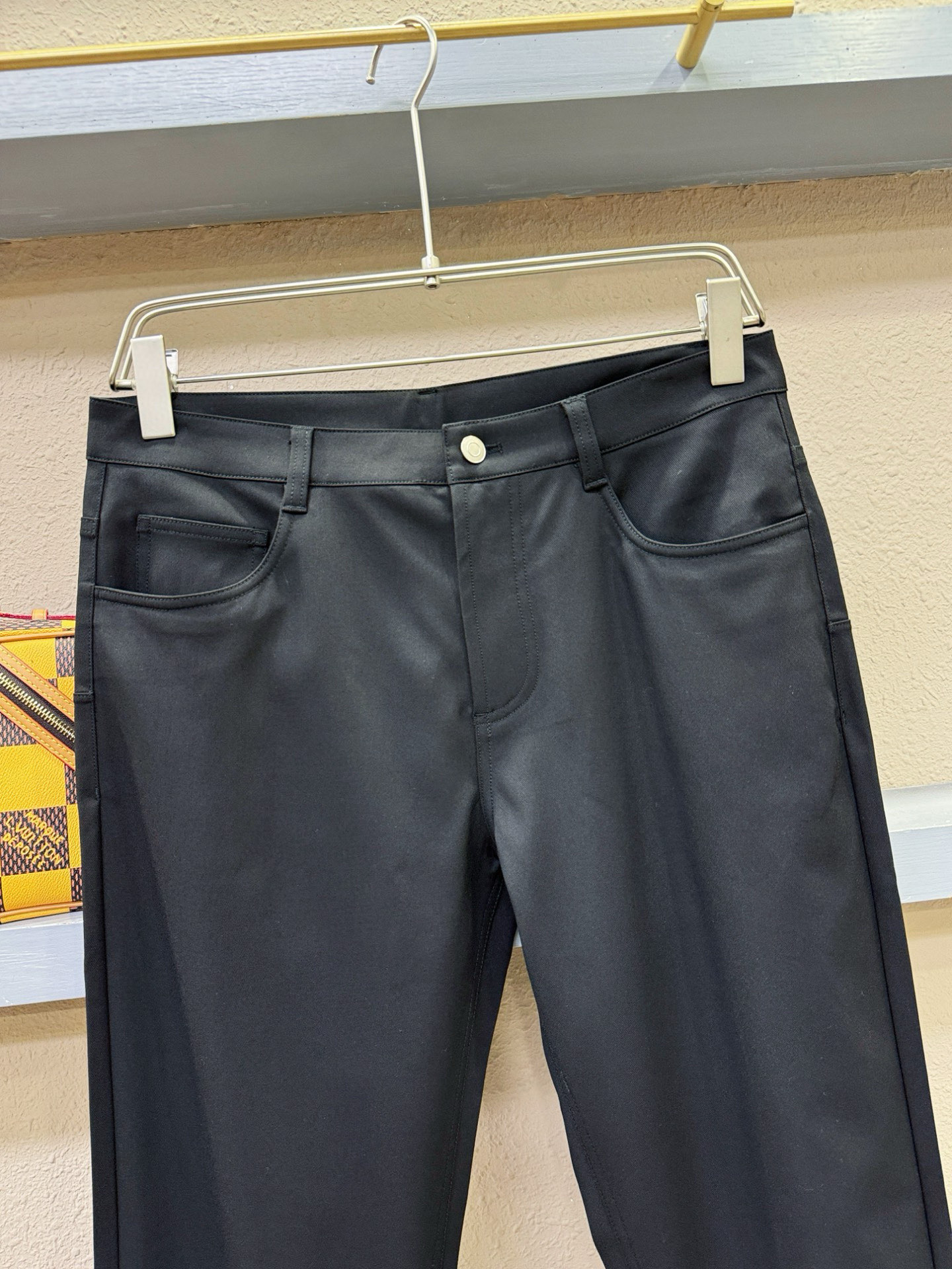 Dior迪奥 天丝羊毛休闲裤，选用欧洲进口面料，柔软舒适有质感，原版五金配件，非常炫酷，细节处理精致，上