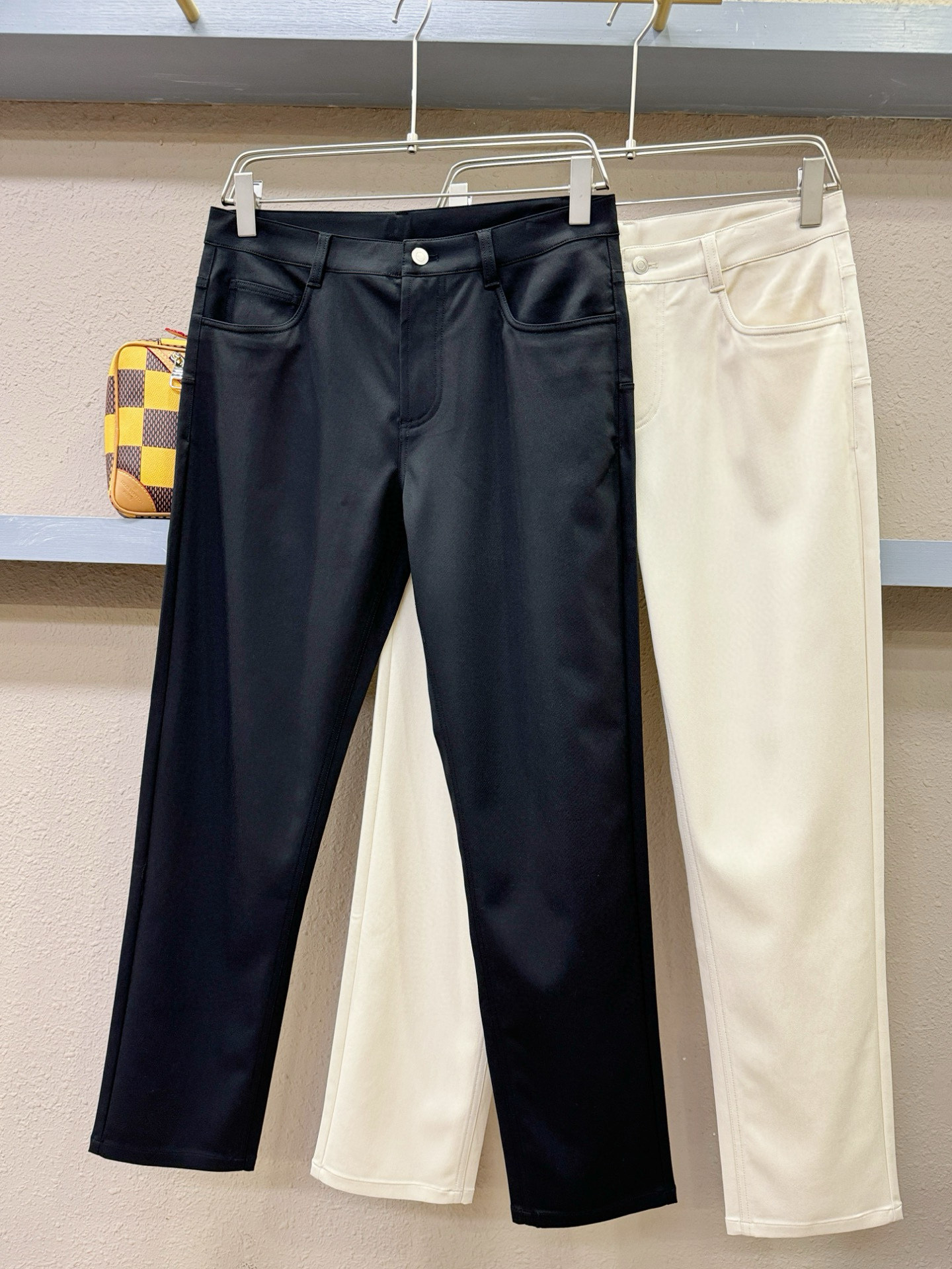 Dior迪奥 天丝羊毛休闲裤，选用欧洲进口面料，柔软舒适有质感，原版五金配件，非常炫酷，细节处理精致，上