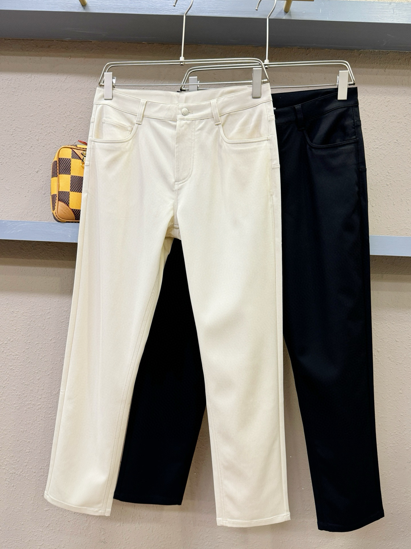 Dior迪奥 天丝羊毛休闲裤，选用欧洲进口面料，柔软舒适有质感，原版五金配件，非常炫酷，细节处理精致，上