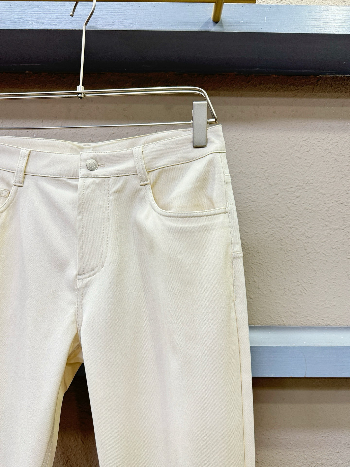 Dior迪奥 天丝羊毛休闲裤，选用欧洲进口面料，柔软舒适有质感，原版五金配件，非常炫酷，细节处理精致，上