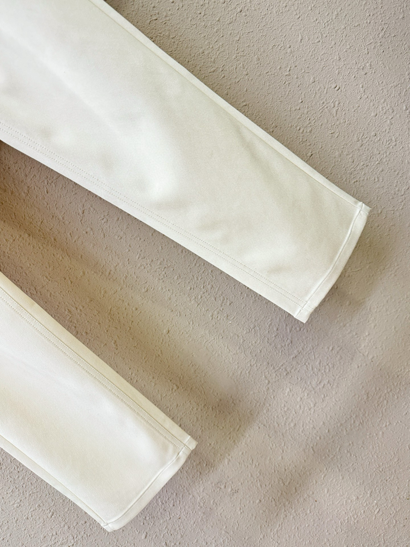 Dior迪奥 天丝羊毛休闲裤，选用欧洲进口面料，柔软舒适有质感，原版五金配件，非常炫酷，细节处理精致，上