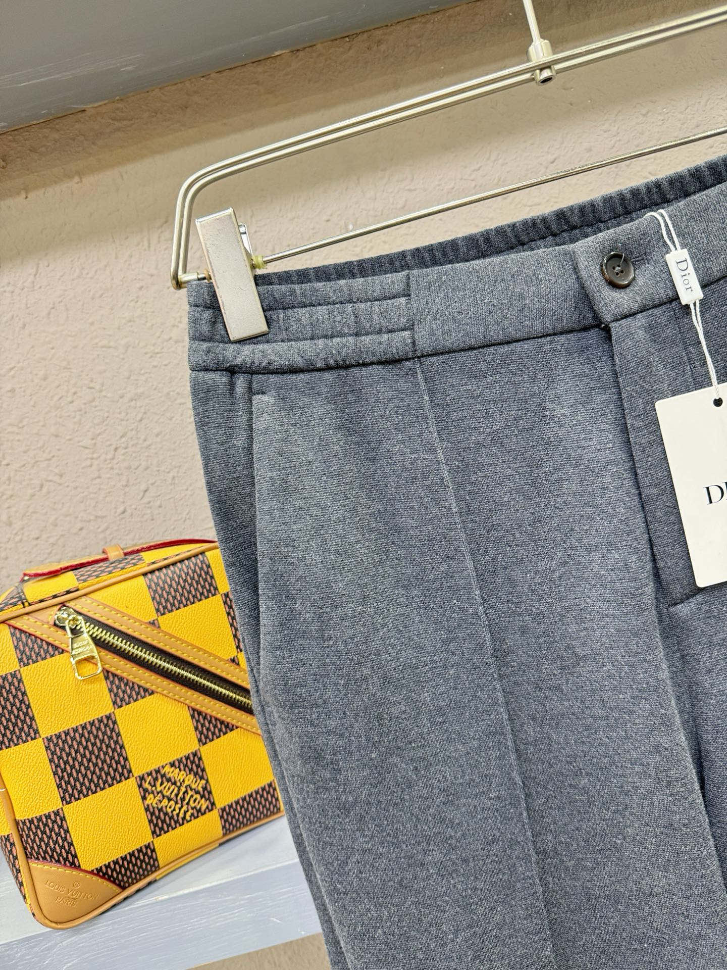 Dior迪奥 超火休闲裤，选用欧洲进口天丝羊毛面料，柔软舒适有质感，原版五金配件，非常炫酷，细节处理精致