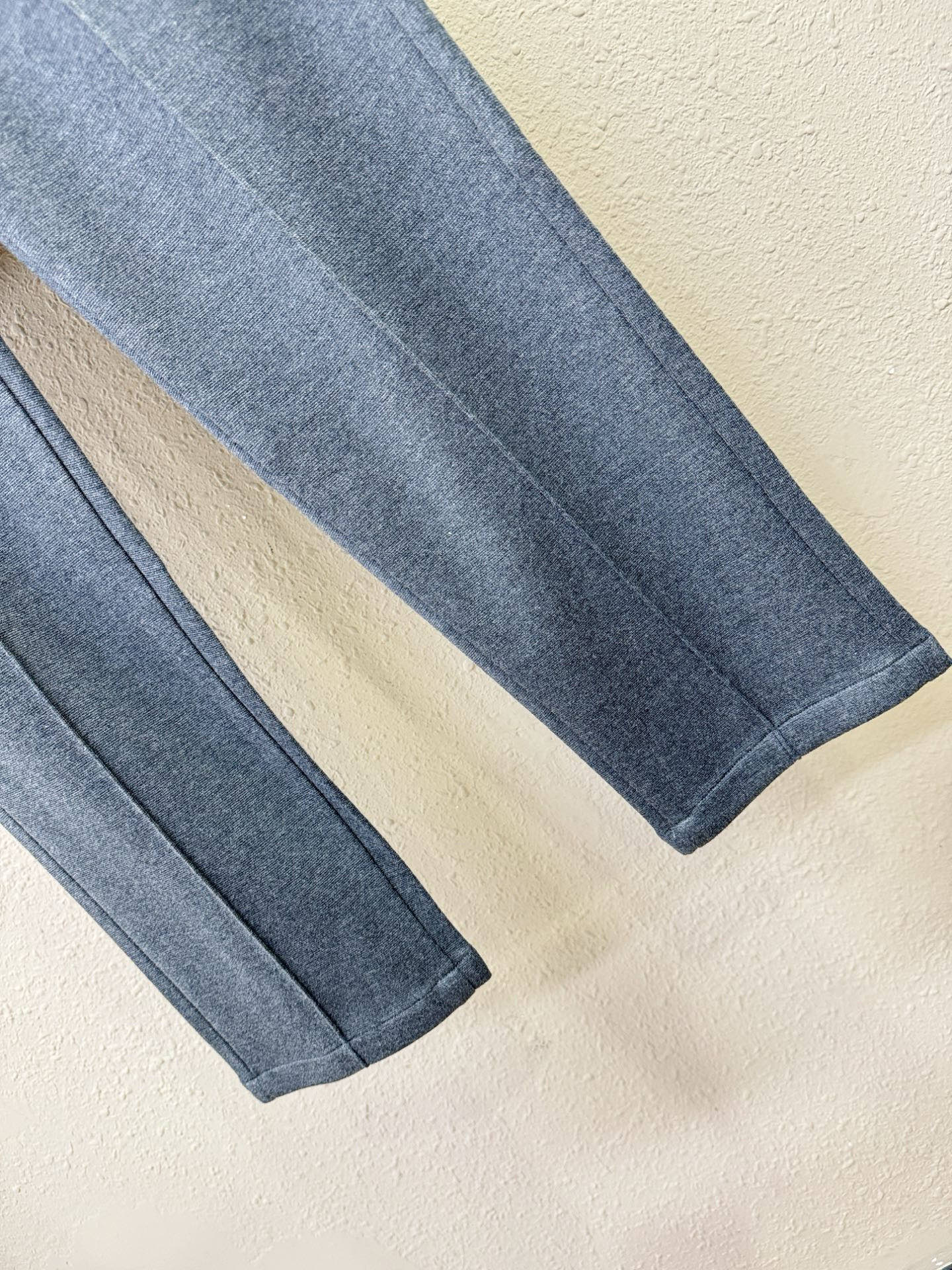 Dior迪奥 超火休闲裤，选用欧洲进口天丝羊毛面料，柔软舒适有质感，原版五金配件，非常炫酷，细节处理精致