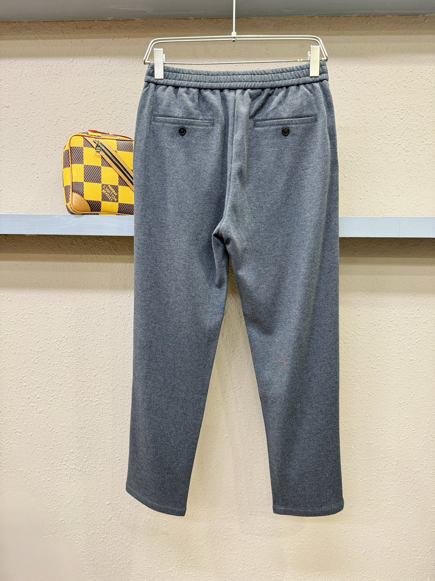Dior迪奥 超火休闲裤，选用欧洲进口天丝羊毛面料，柔软舒适有质感，原版五金配件，非常炫酷，细节处理精致
