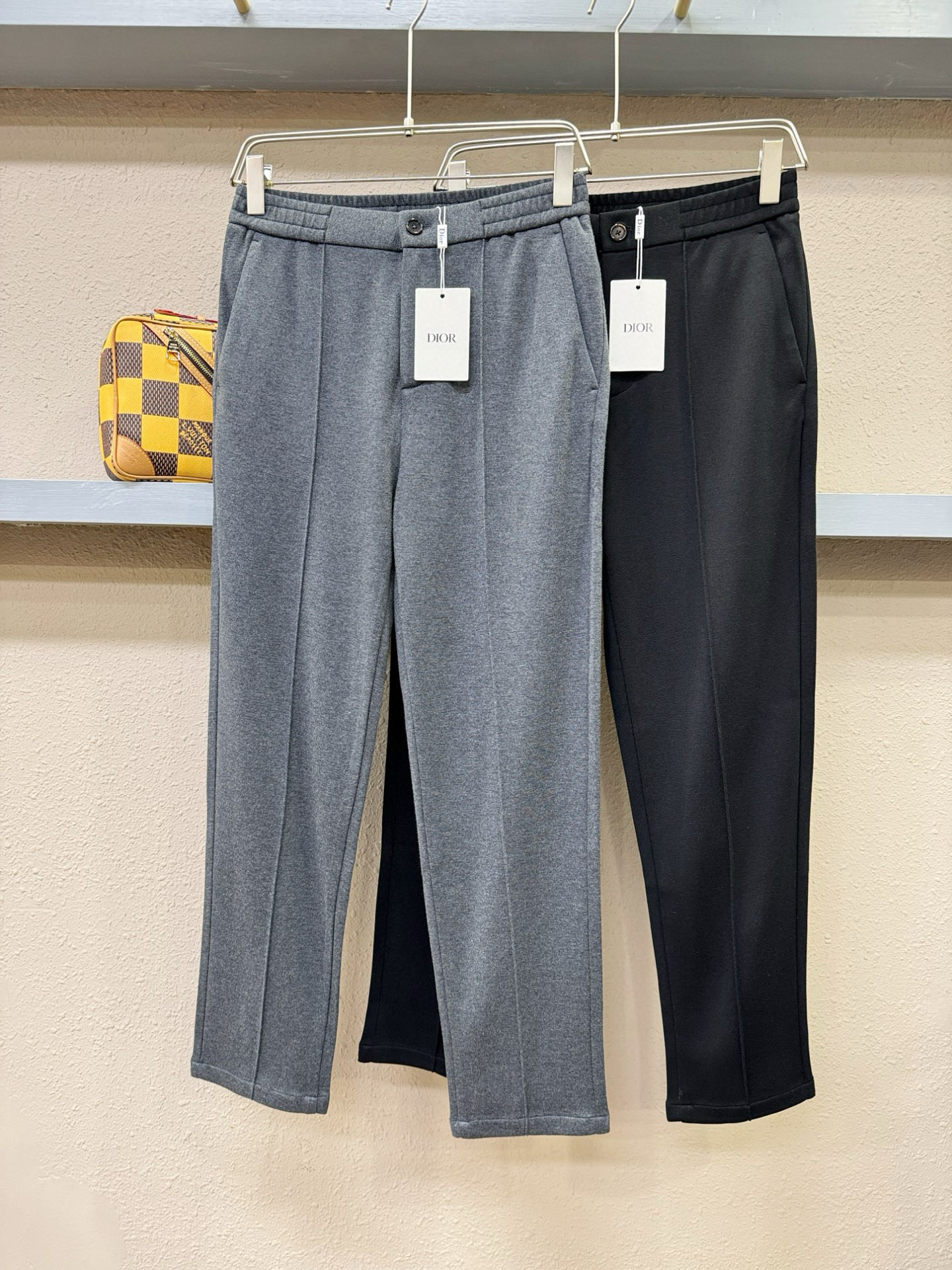 Dior迪奥 超火休闲裤，选用欧洲进口天丝羊毛面料，柔软舒适有质感，原版五金配件，非常炫酷，细节处理精致