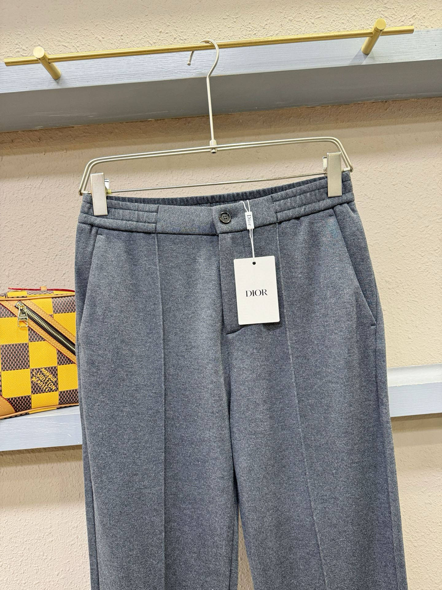 Dior迪奥 超火休闲裤，选用欧洲进口天丝羊毛面料，柔软舒适有质感，原版五金配件，非常炫酷，细节处理精致