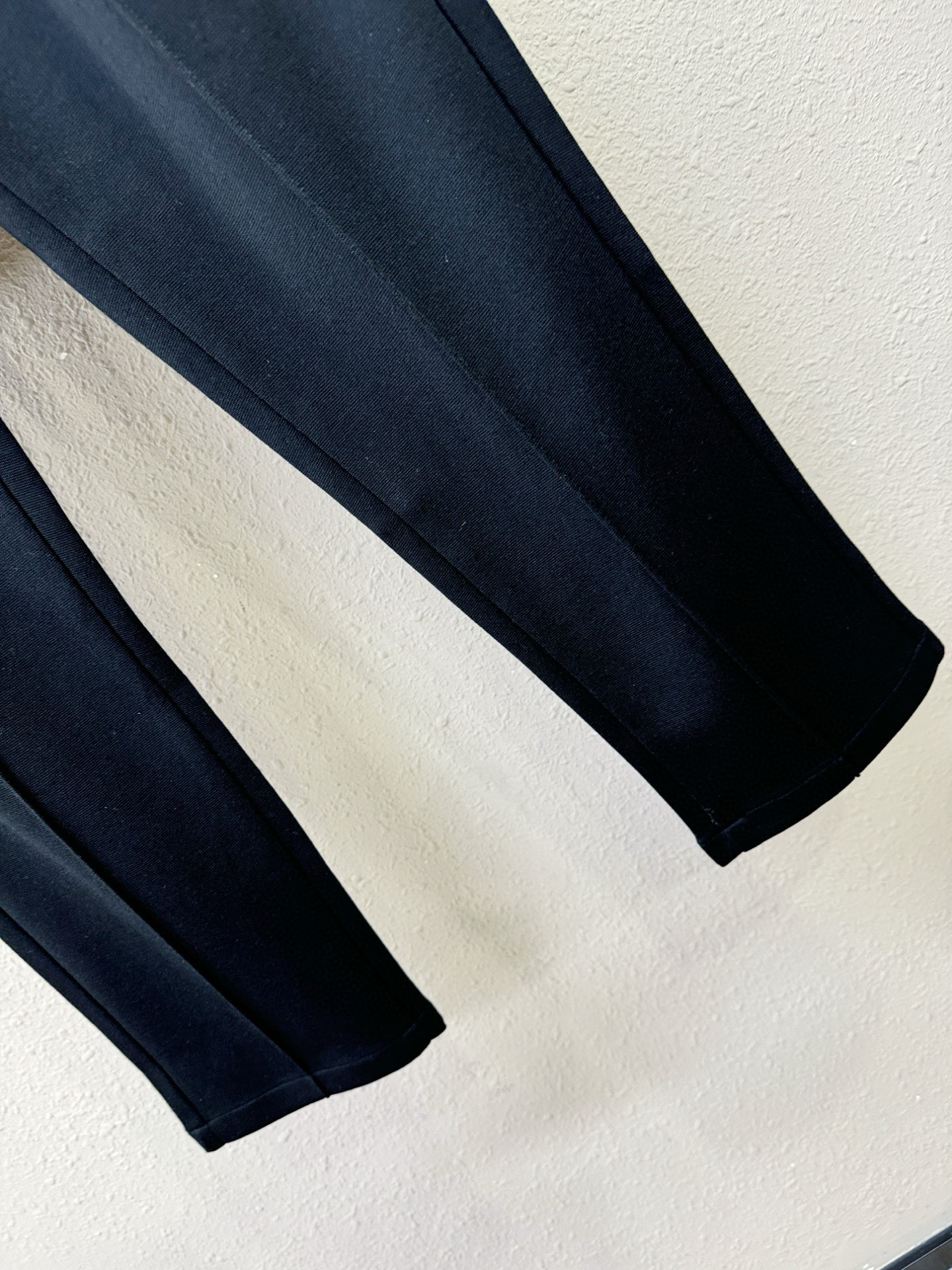 Dior迪奥 秋冬超火休闲裤，选用欧洲进口天丝羊毛面料，柔软舒适有质感，原版五金配件，非常炫酷，细节处理