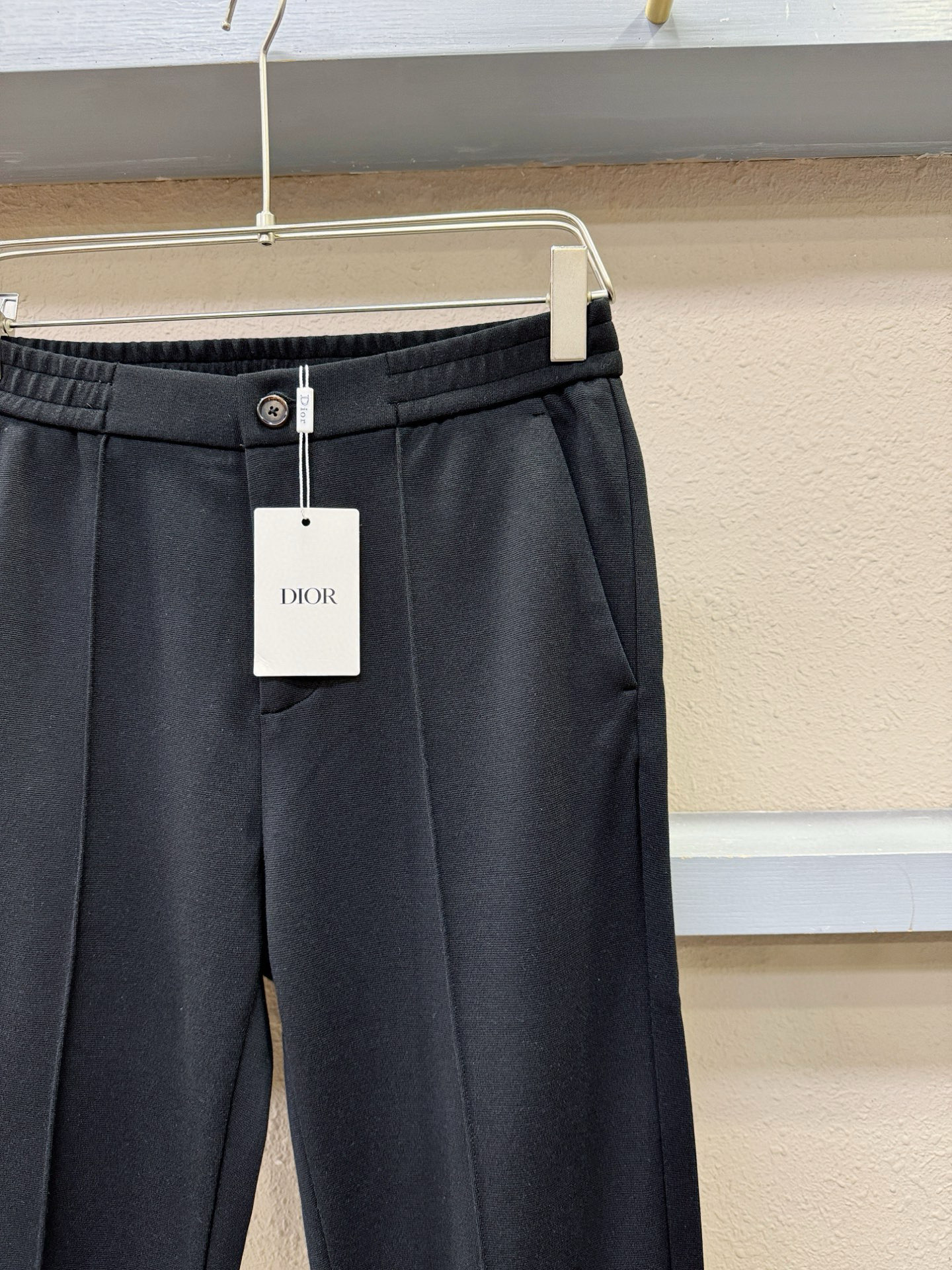 Dior迪奥 秋冬超火休闲裤，选用欧洲进口天丝羊毛面料，柔软舒适有质感，原版五金配件，非常炫酷，细节处理