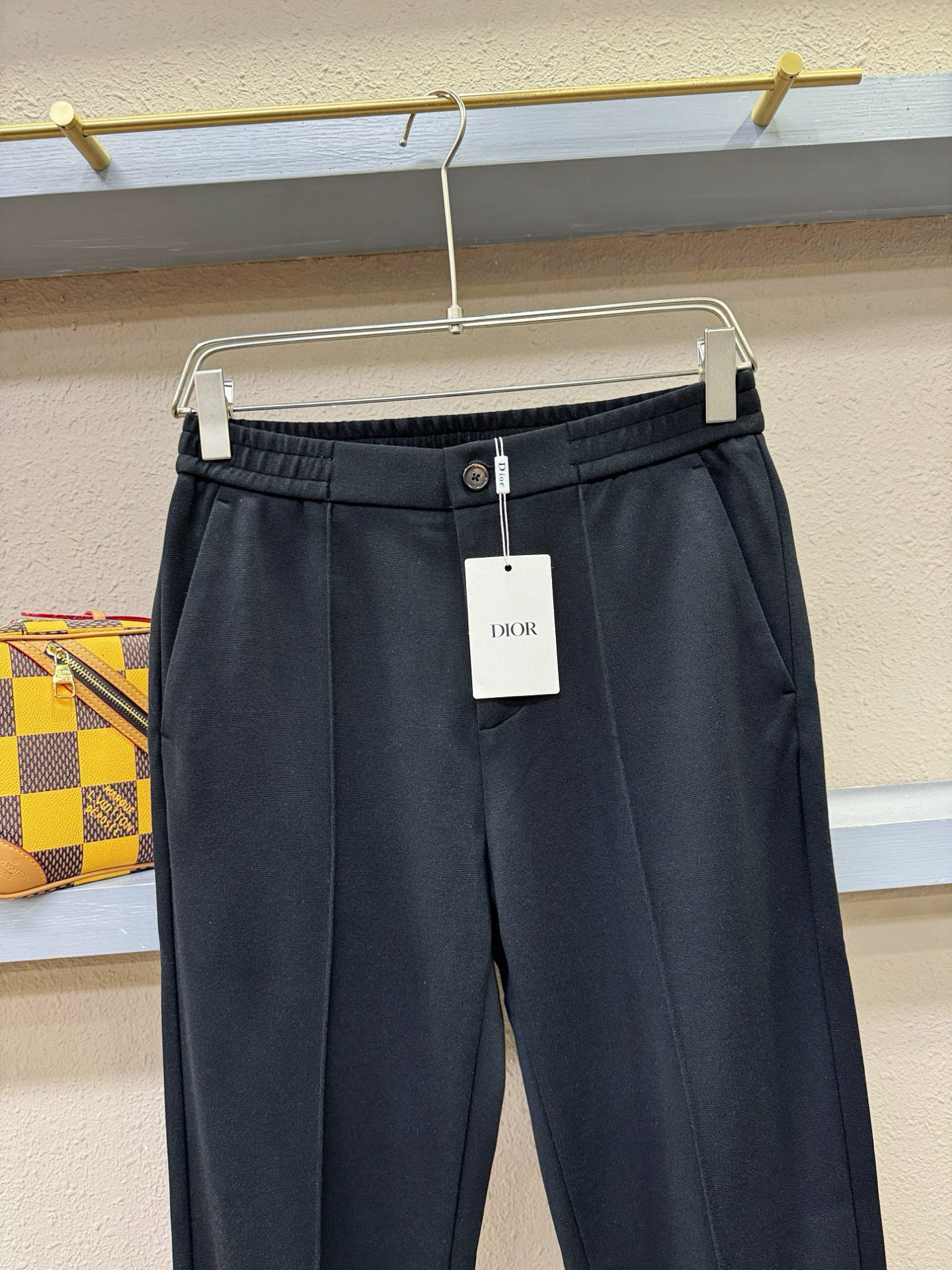 Dior迪奥 秋冬超火休闲裤，选用欧洲进口天丝羊毛面料，柔软舒适有质感，原版五金配件，非常炫酷，细节处理