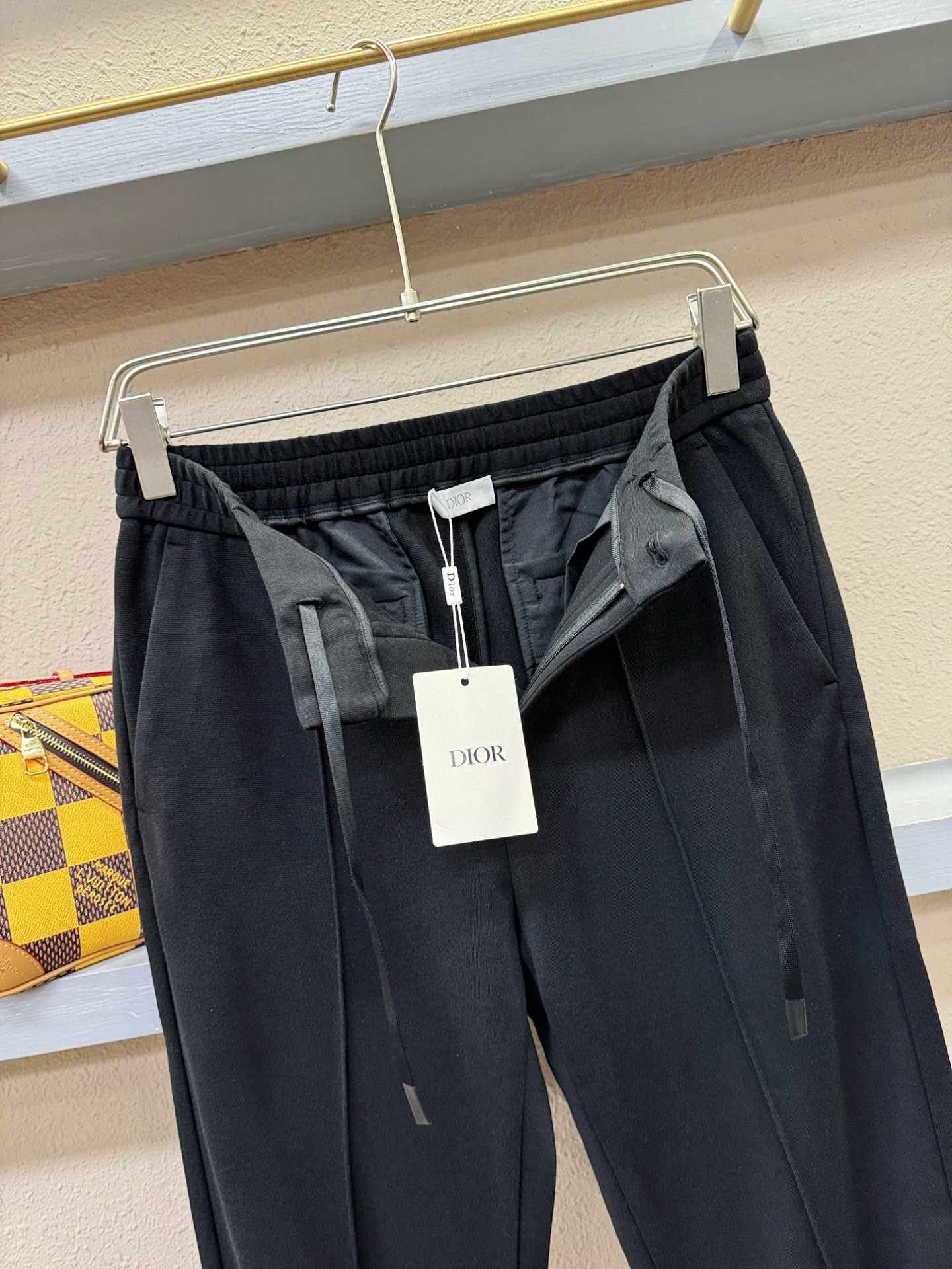 Dior迪奥 秋冬超火休闲裤，选用欧洲进口天丝羊毛面料，柔软舒适有质感，原版五金配件，非常炫酷，细节处理