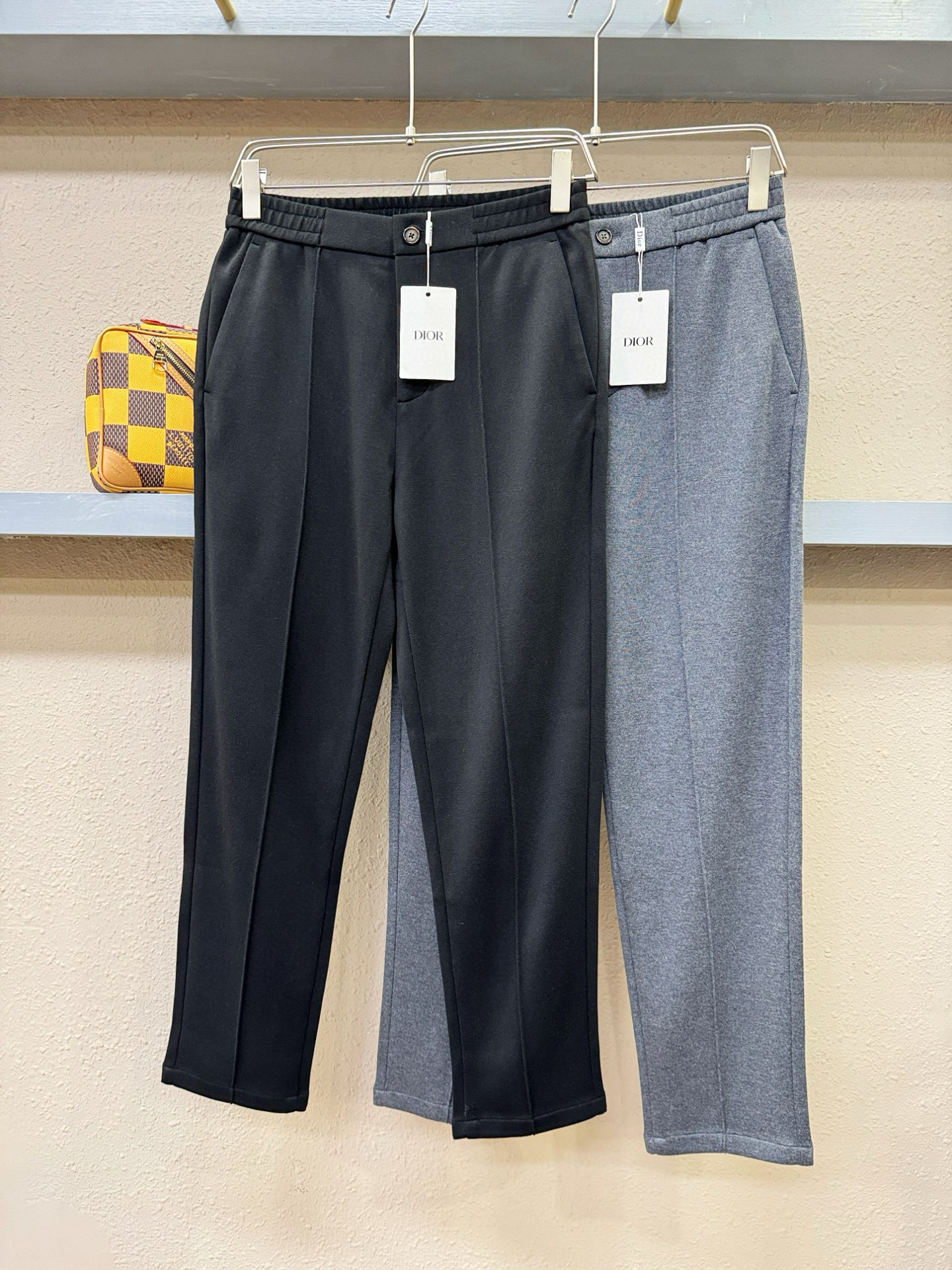 Dior迪奥 秋冬超火休闲裤，选用欧洲进口天丝羊毛面料，柔软舒适有质感，原版五金配件，非常炫酷，细节处理