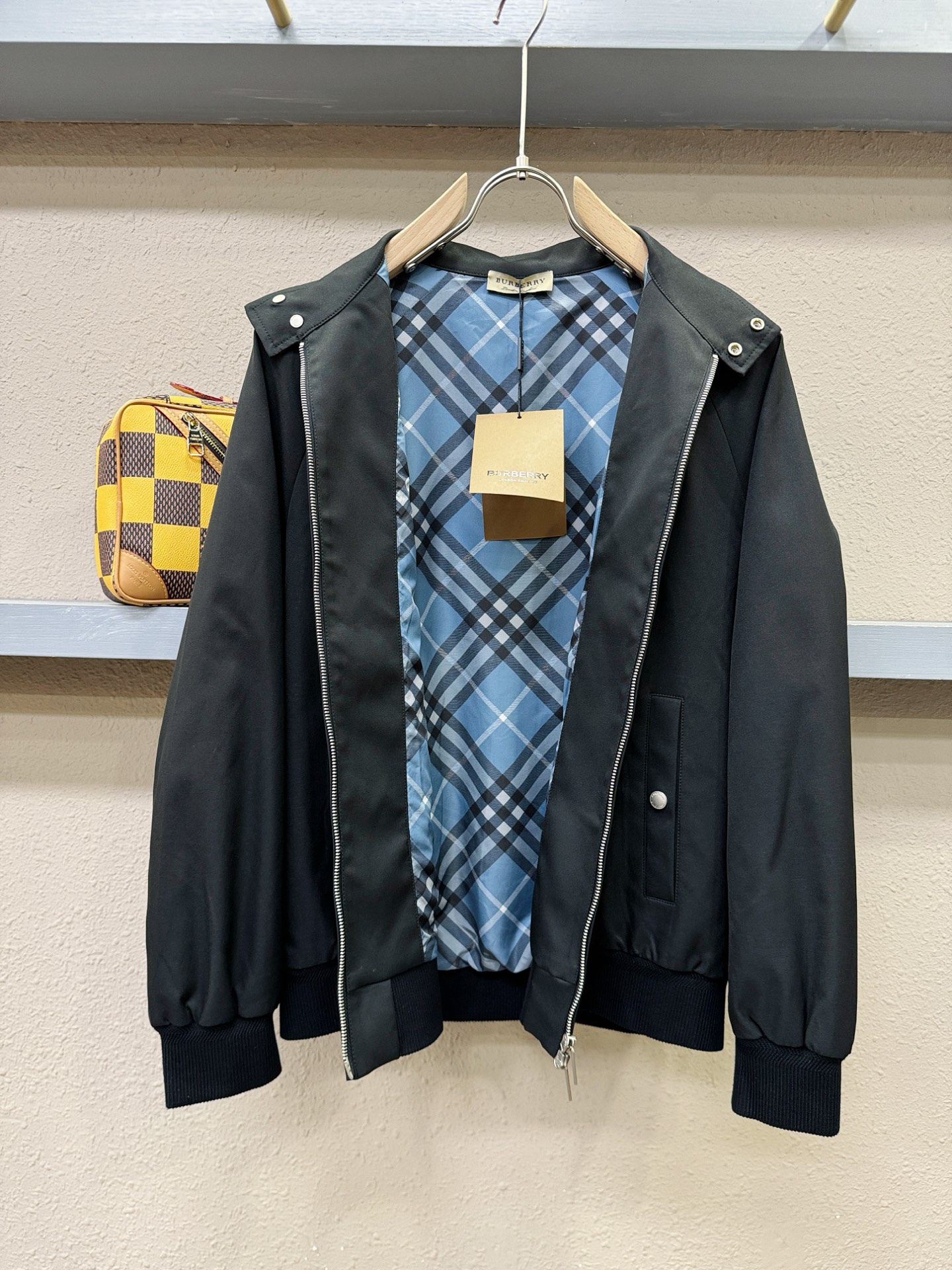 BURBERRY巴宝莉 新款夹克外套，原单狠货 意大利进口面料时尚夹克外套。欧洲专柜同步，上身更随意大方
