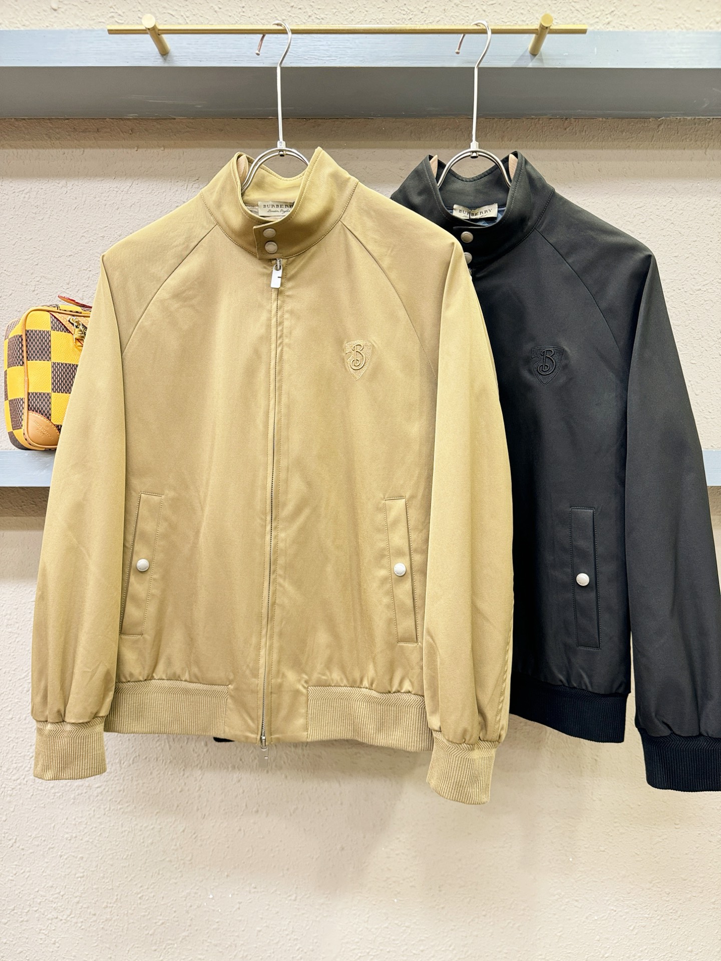 BURBERRY巴宝莉 新款夹克外套，原单狠货 意大利进口面料时尚夹克外套。欧洲专柜同步，上身更随意大方