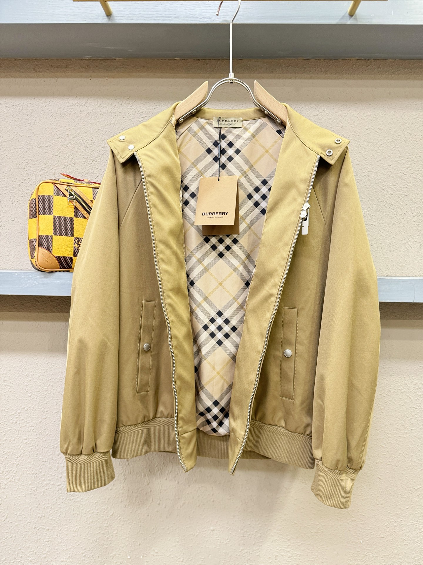 BURBERRY巴宝莉 新款夹克外套，原单狠货 意大利进口面料时尚夹克外套。欧洲专柜同步，上身更随意大方