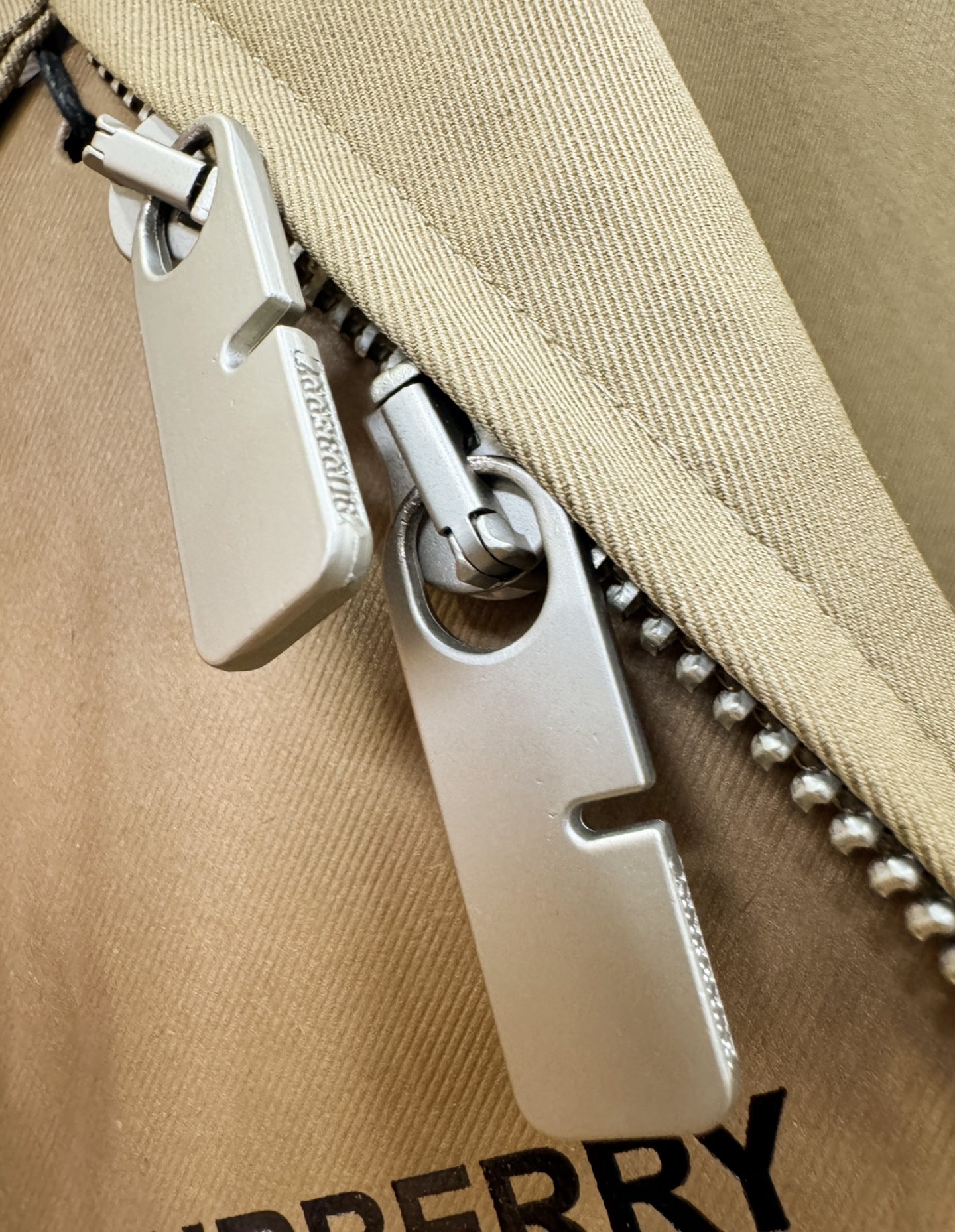 BURBERRY巴宝莉 新款夹克外套，原单狠货 意大利进口面料时尚夹克外套。欧洲专柜同步，上身更随意大方