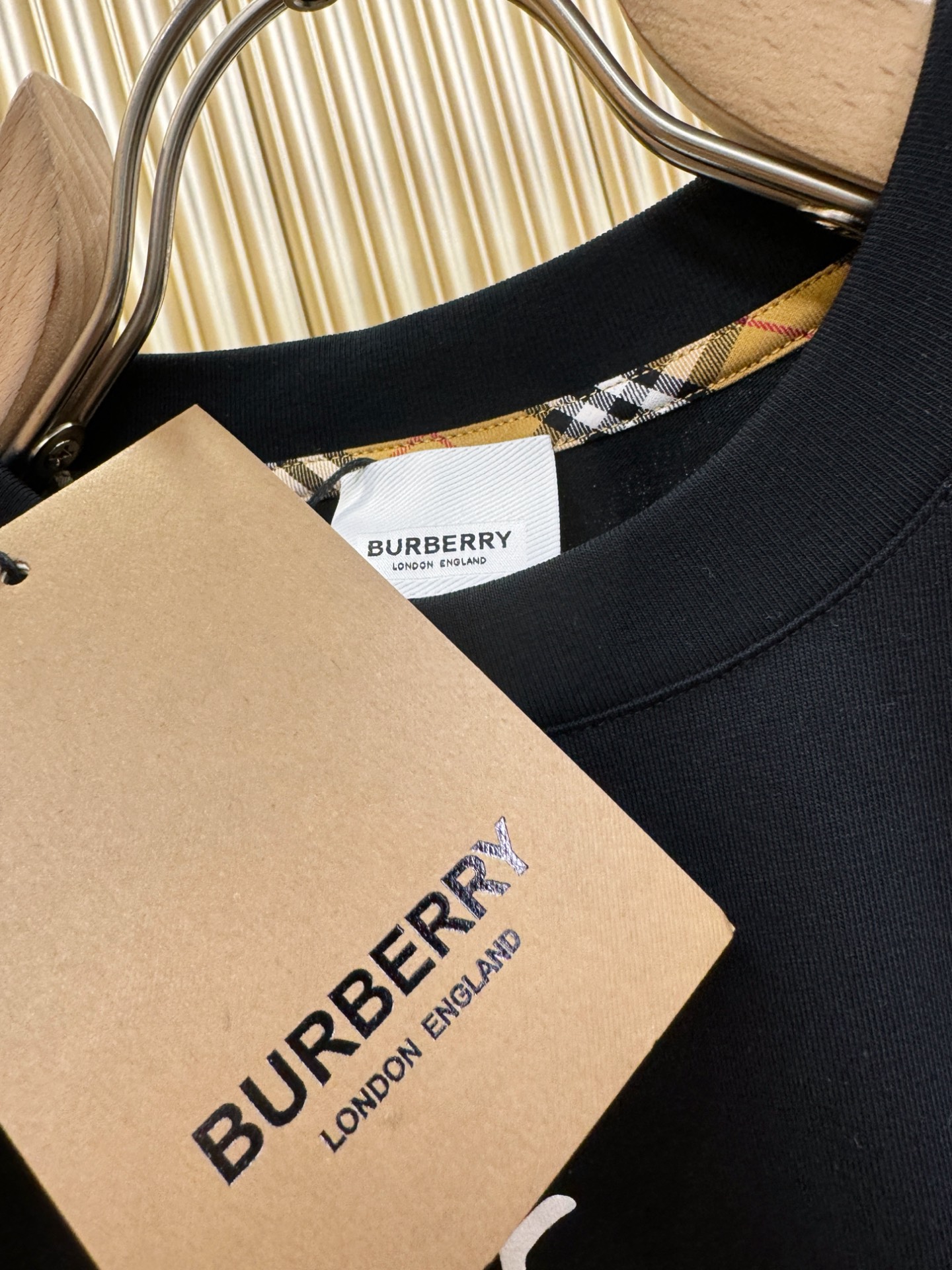BURBERRY巴宝莉 顶级品质 2026新品短袖！原版定制面料，手感柔软。顶级进口私货，时尚设计潮流短