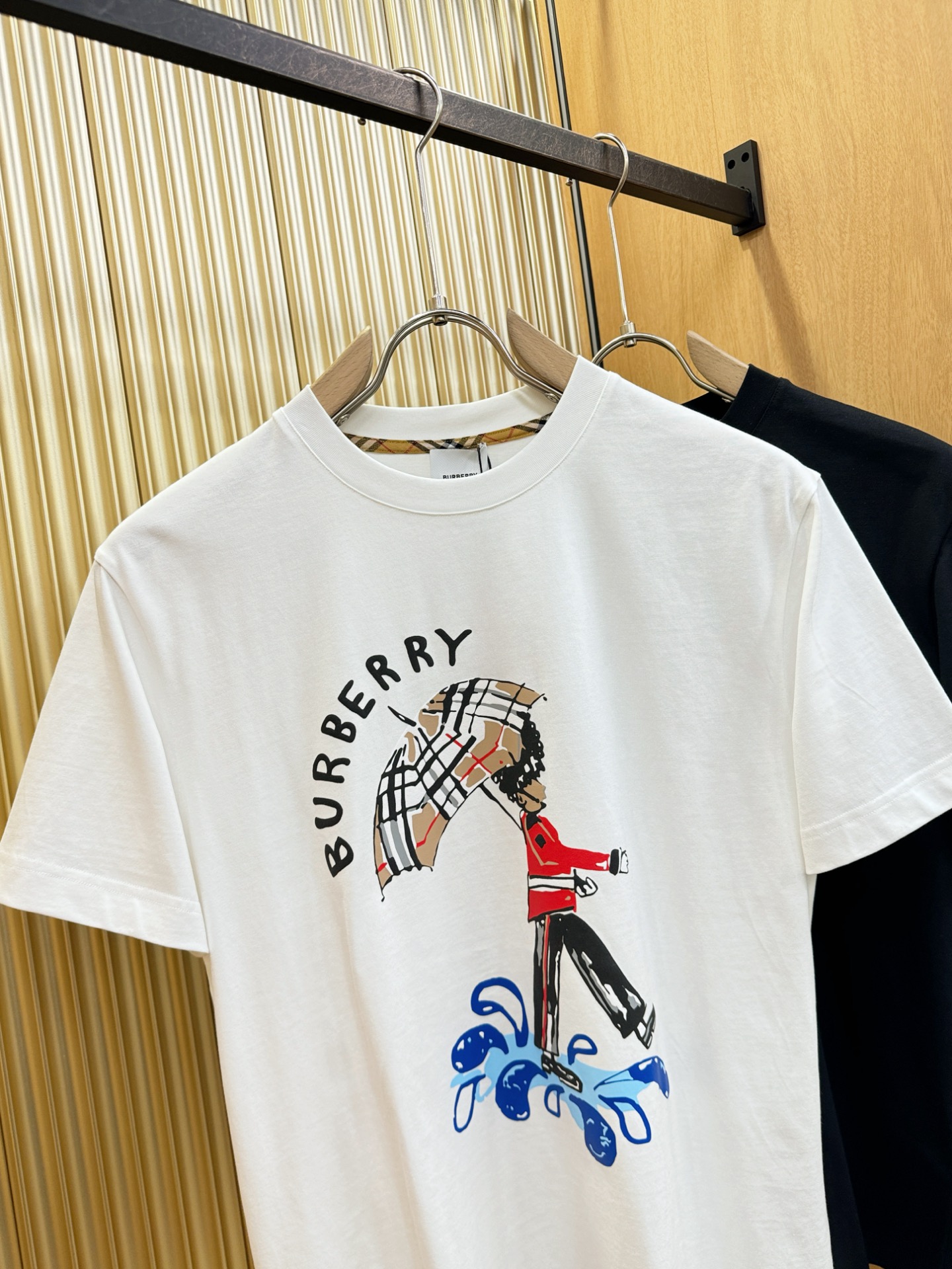 BURBERRY巴宝莉 顶级品质 2026新品短袖！原版定制面料，手感柔软。顶级进口私货，时尚设计潮流短